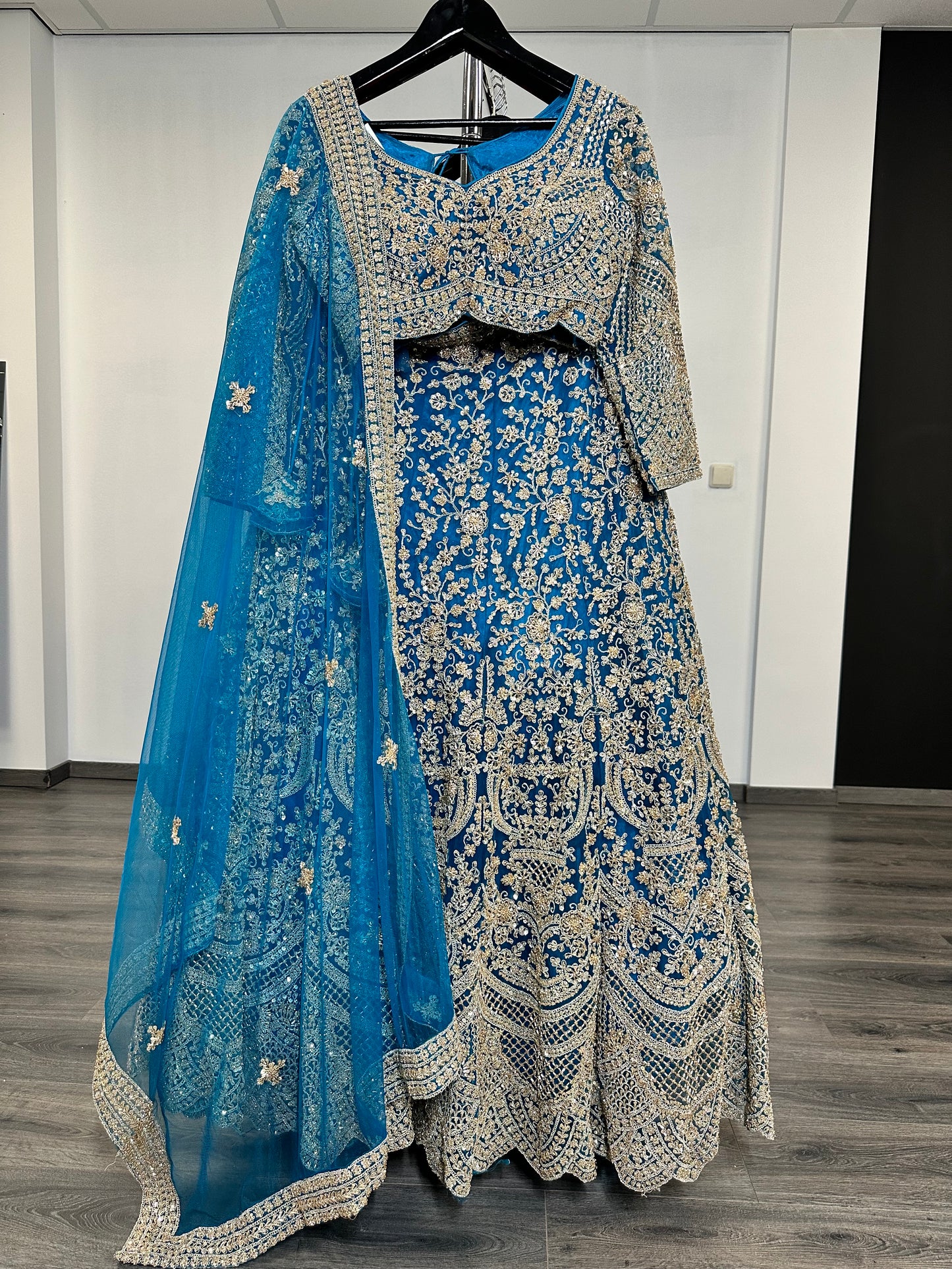 Heavy party lehenga met goudborduursel | Indiase feestjurk dames