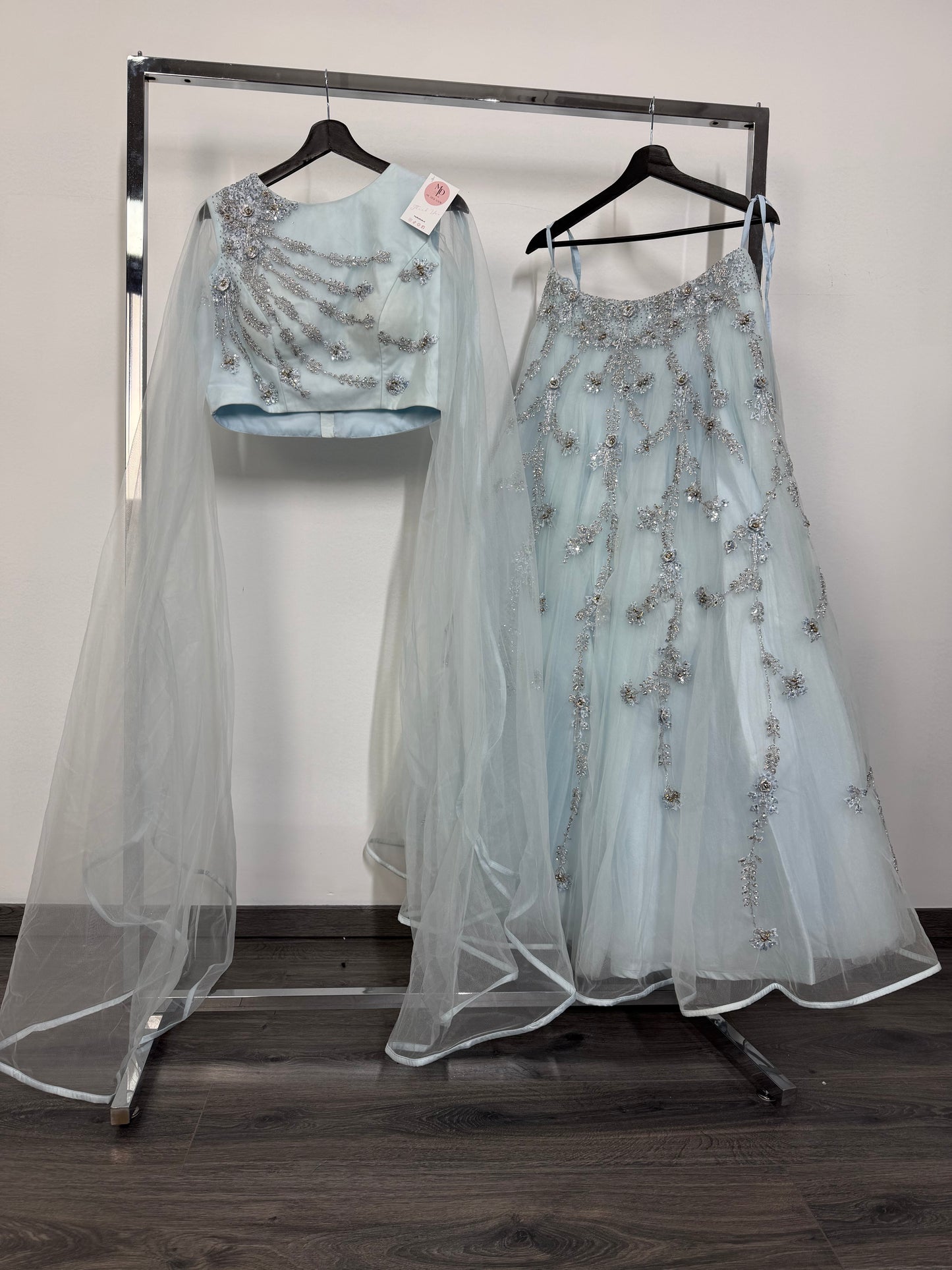 Ice Blue Lehenga – Soft Glam met Glitterend Handwerk
