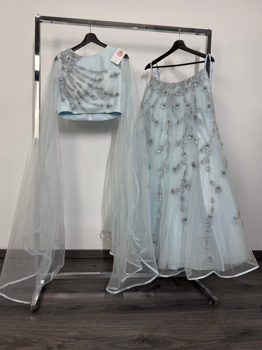 Ice Blue Lehenga – Soft Glam met Glitterend Handwerk