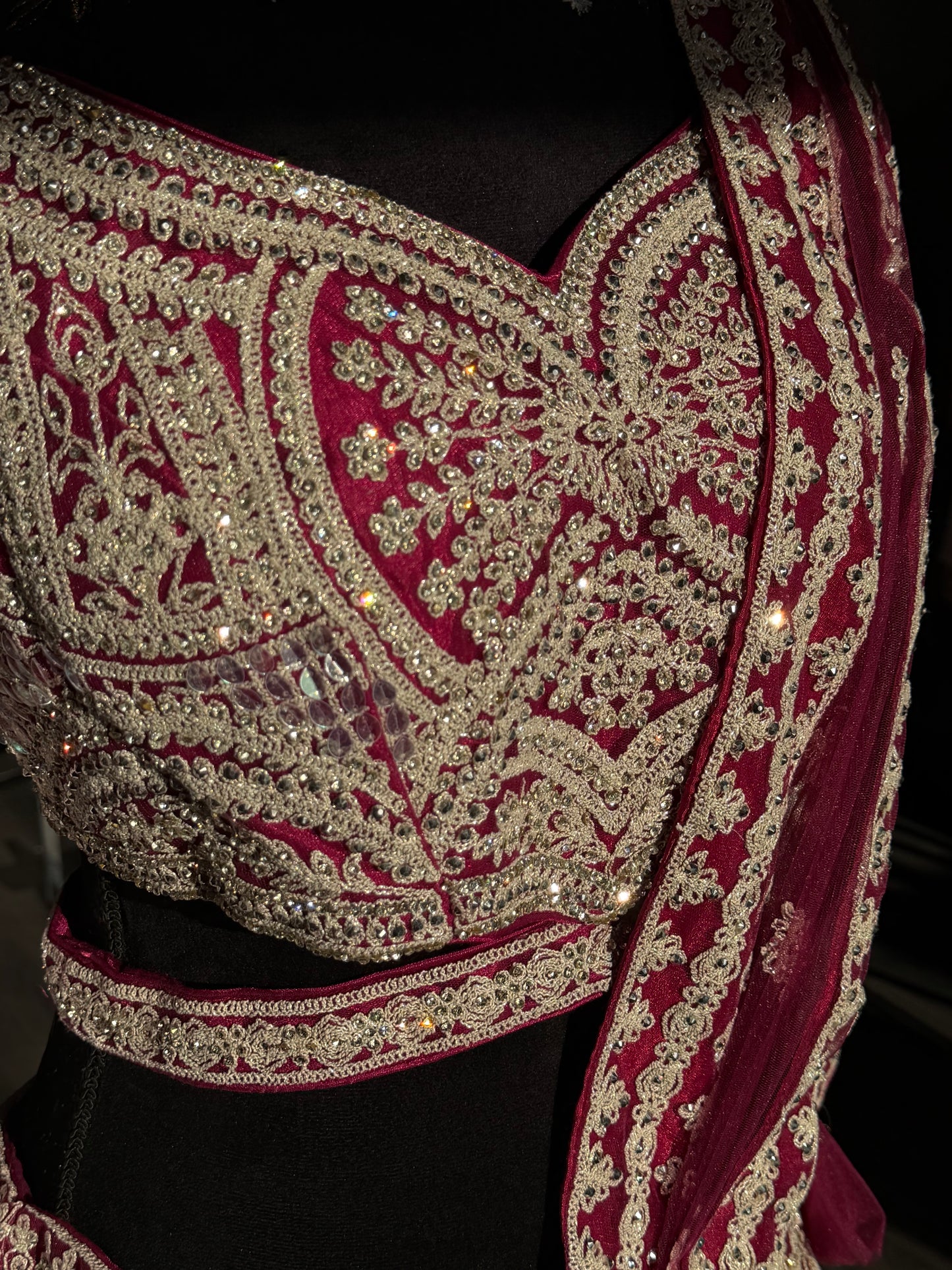 Fuchsia Lehenga met Zilver Borduurwerk