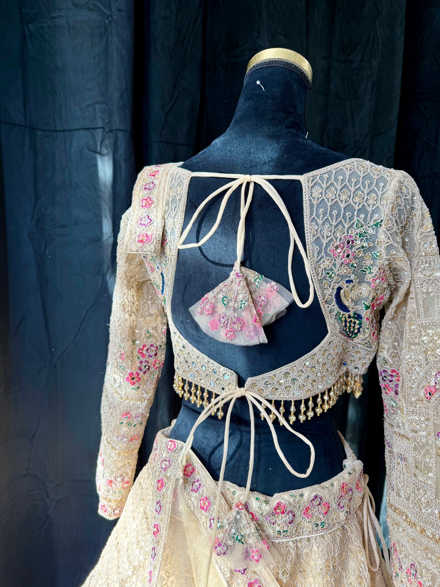 Champagne Peacock Lehenga – Goud / Crème