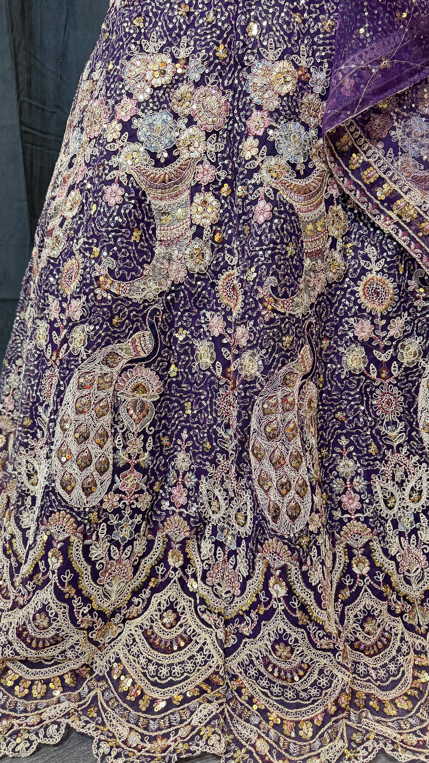 Paarse Luxe Party Wear Lehenga met Gouden Embroidery