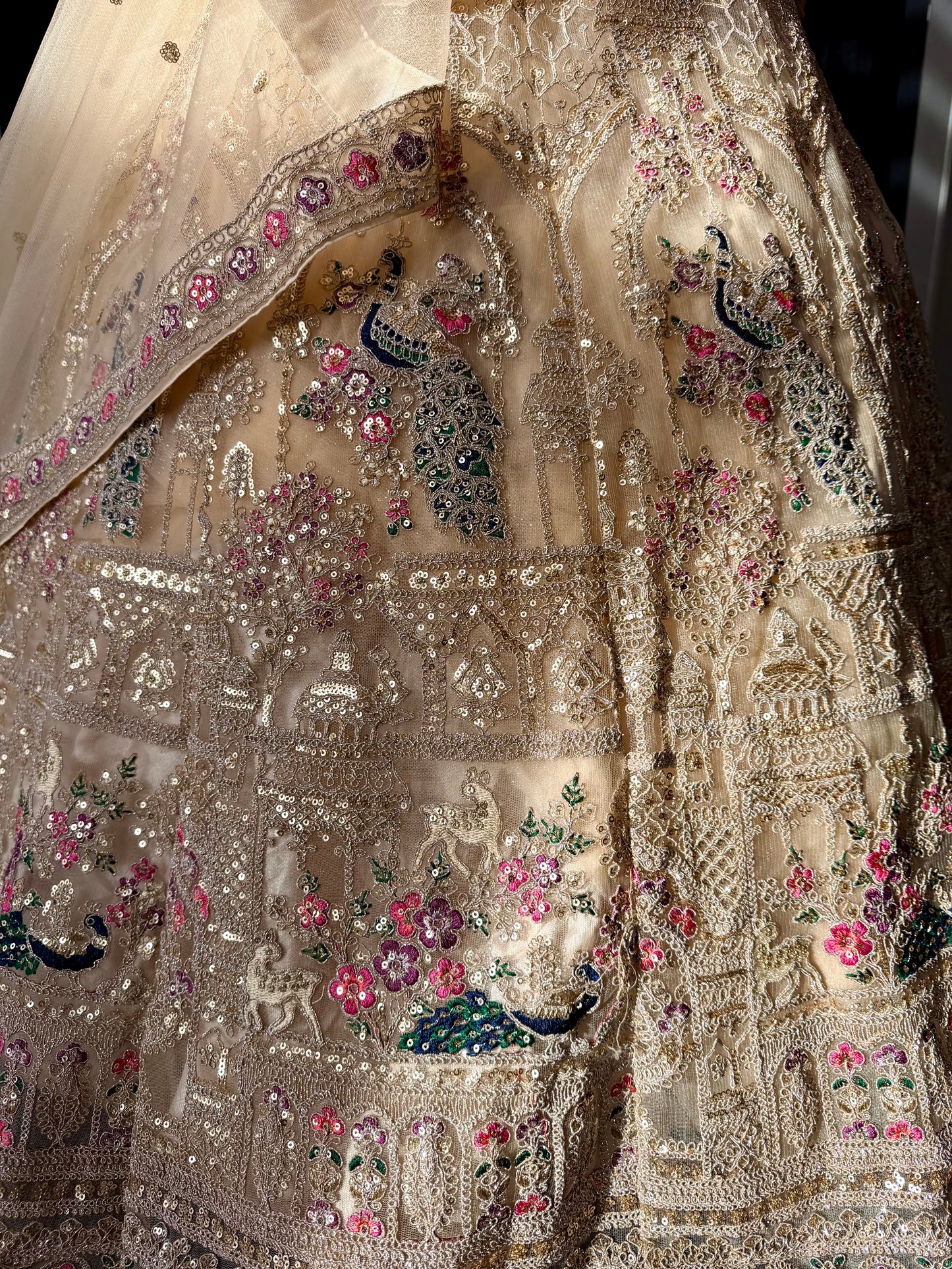 Champagne Peacock Lehenga – Goud / Crème