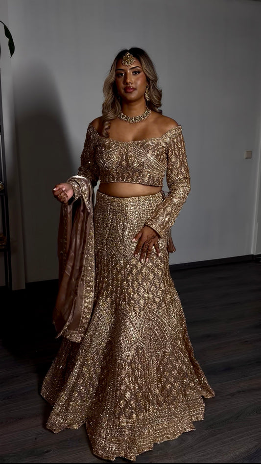 Luxe Designer Lehenga Set – Volledig Handgeborduurd met Steentjes | Off-Shoulder Choli & Dupatta