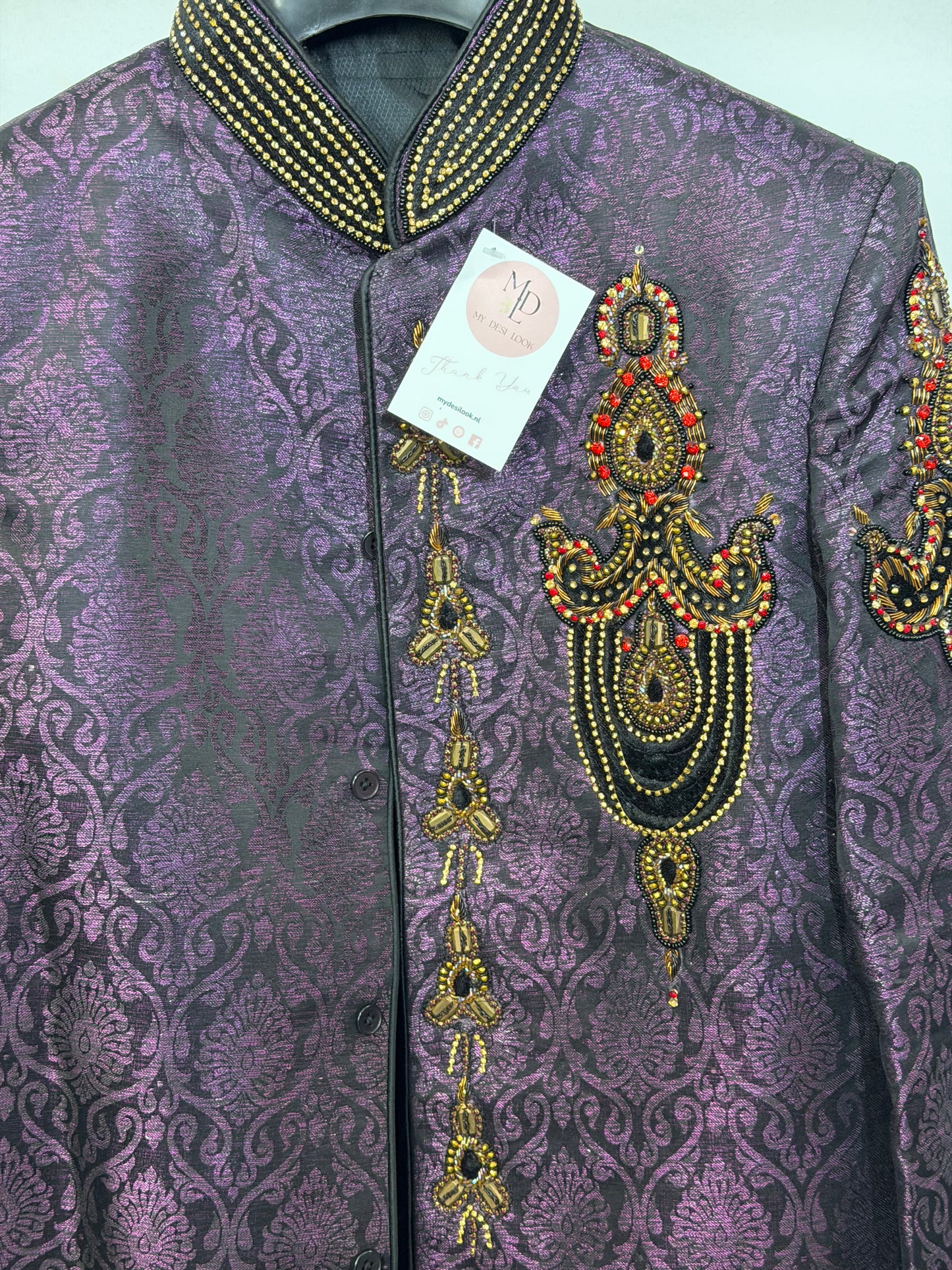Purple Sherwani met Handgemaakte Stonework Motieven