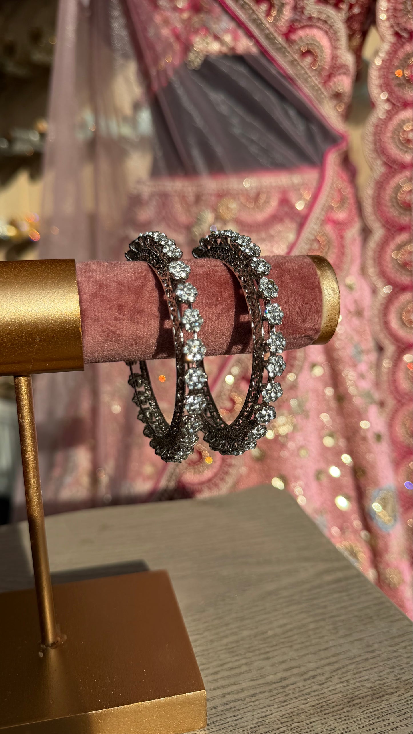 Zilverkleurige armbanden met kristalsteentjes – elegante Indiase kangan