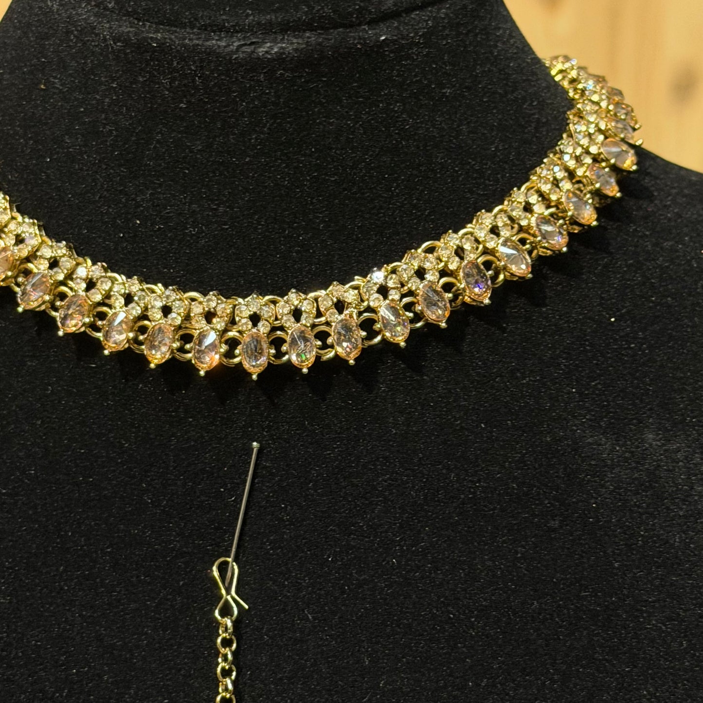 Inaya Noor Kundan Choker Set – Traditionele 3-delige Sieradenset