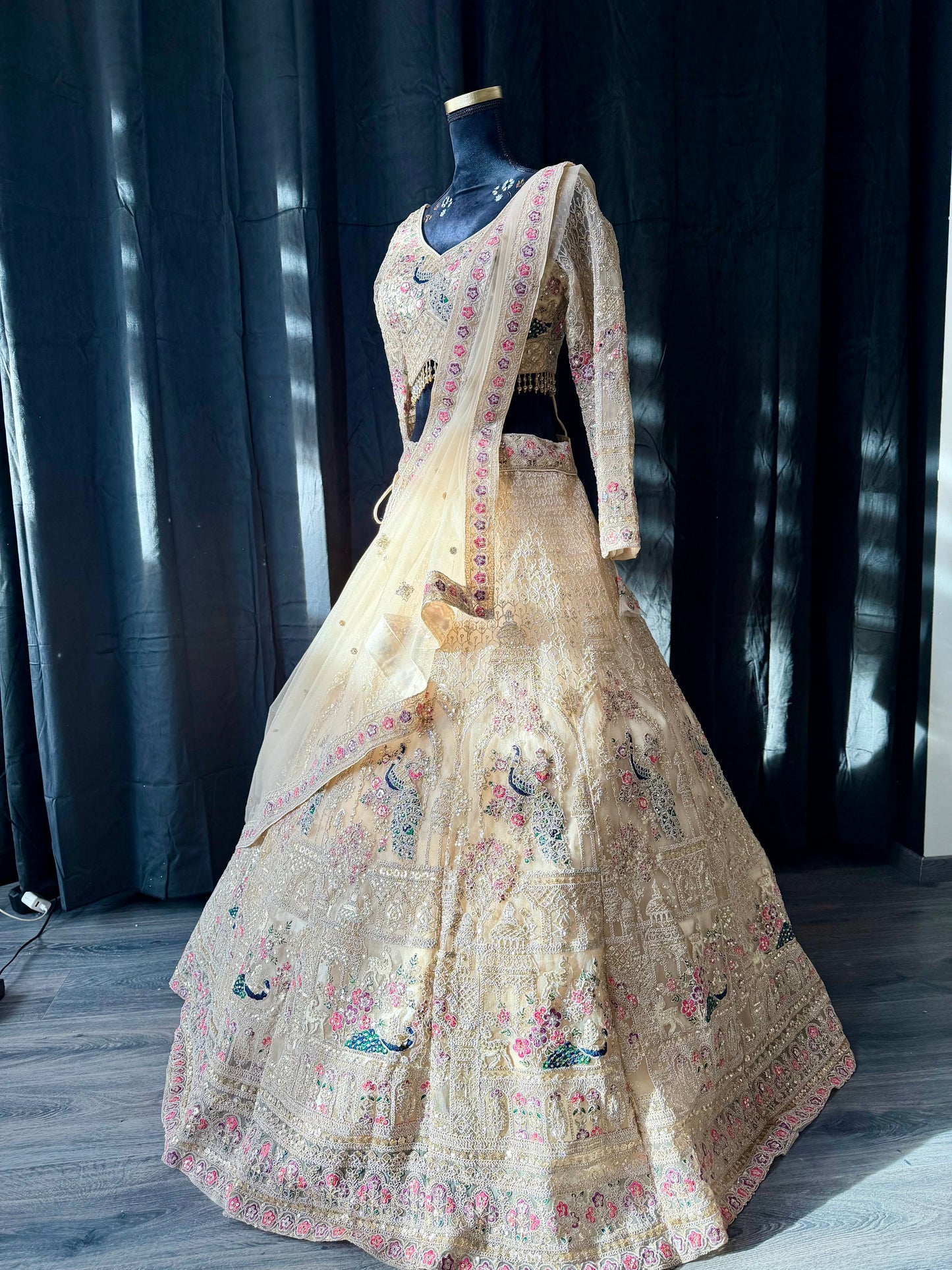 Champagne Peacock Lehenga – Goud / Crème