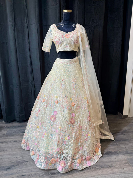 Pastel Garden Lehenga – Ivoor met Bloemen 3D Borduur