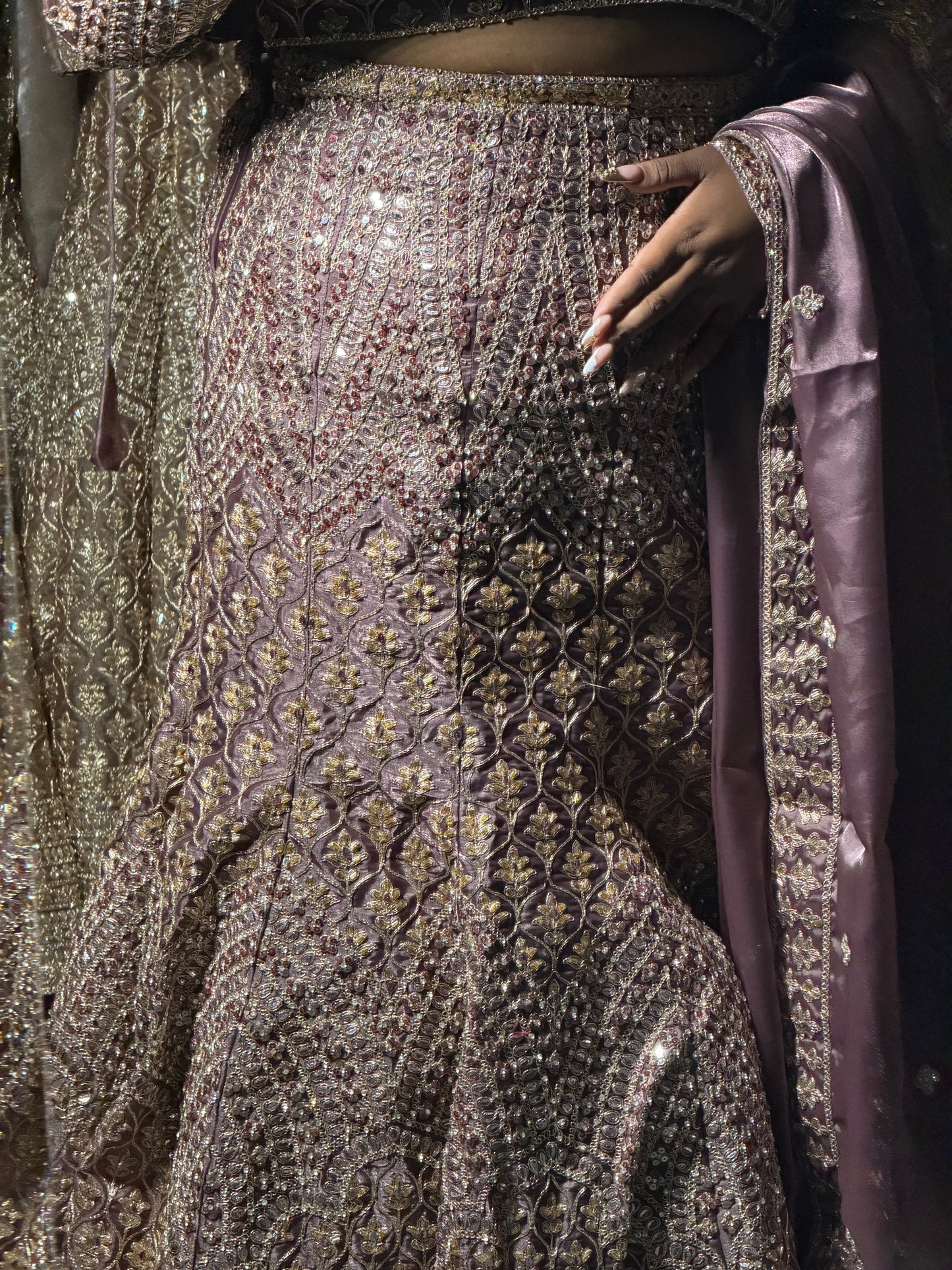 Luxe Designer Lehenga Set – Volledig Handgeborduurd met Steentjes | Off-Shoulder Choli & Dupatta