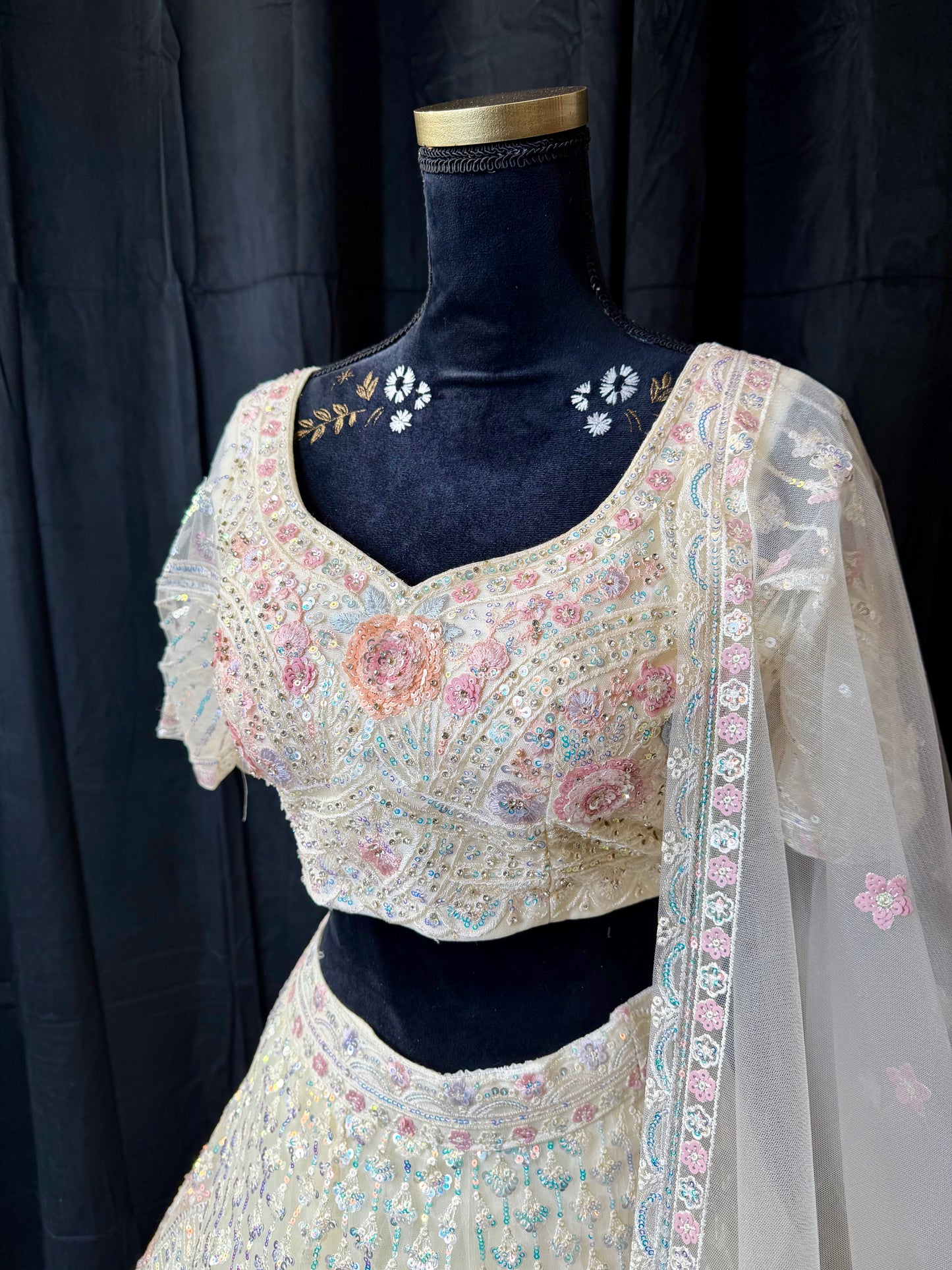 Pastel Garden Lehenga – Ivoor met Bloemen 3D Borduur