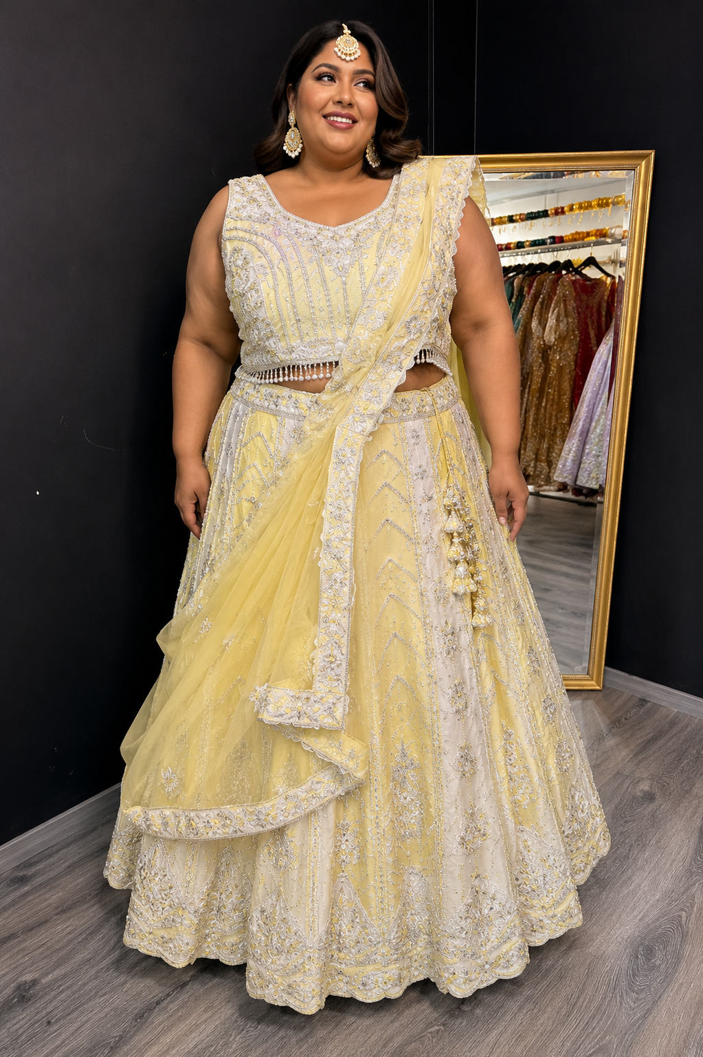 Zachte gele designer lehenga met zilveren borduurwerk – stijlvolle Indiase outfit