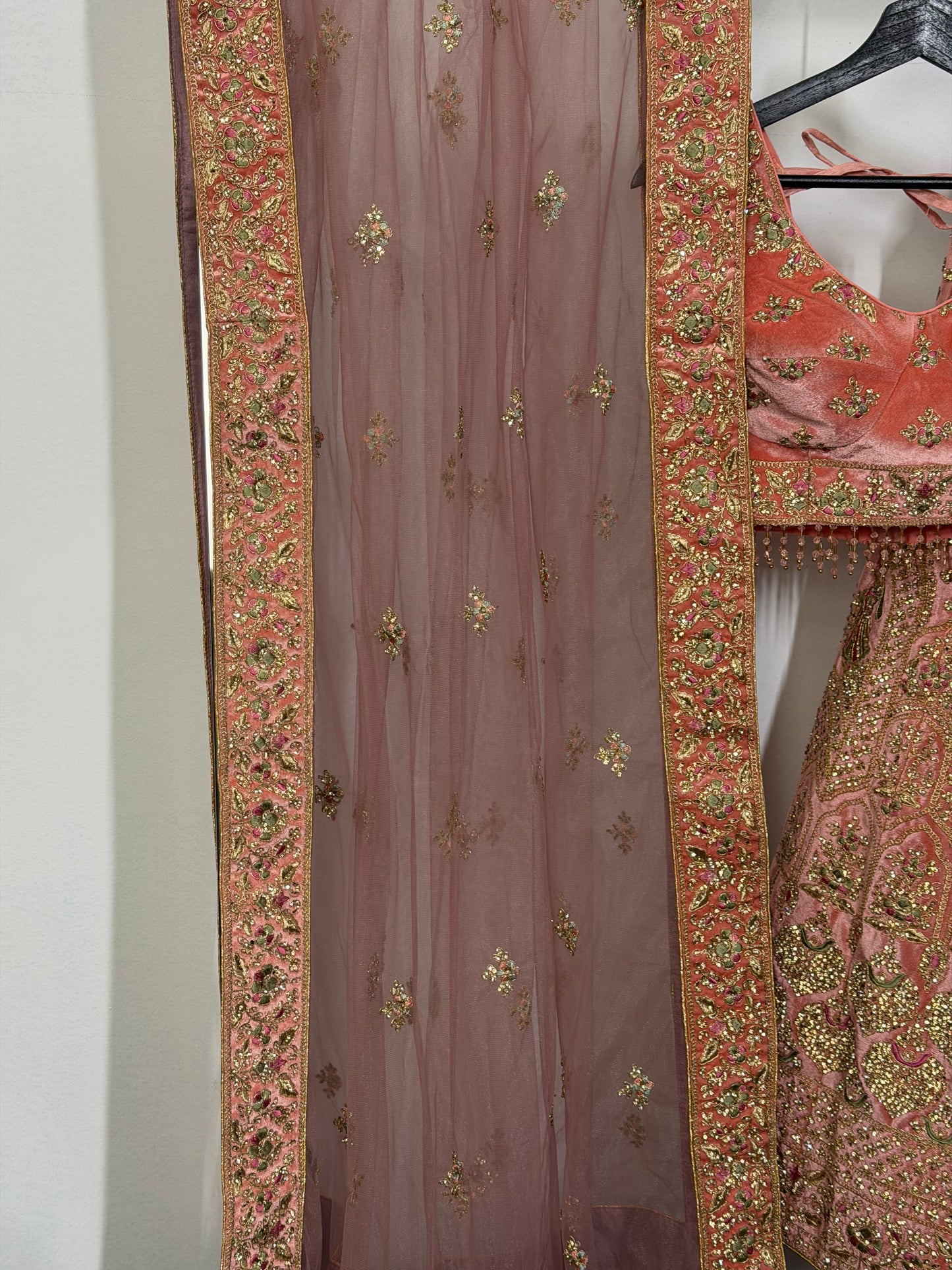 Perzik-roze Velvet Embroidered Lehenga
