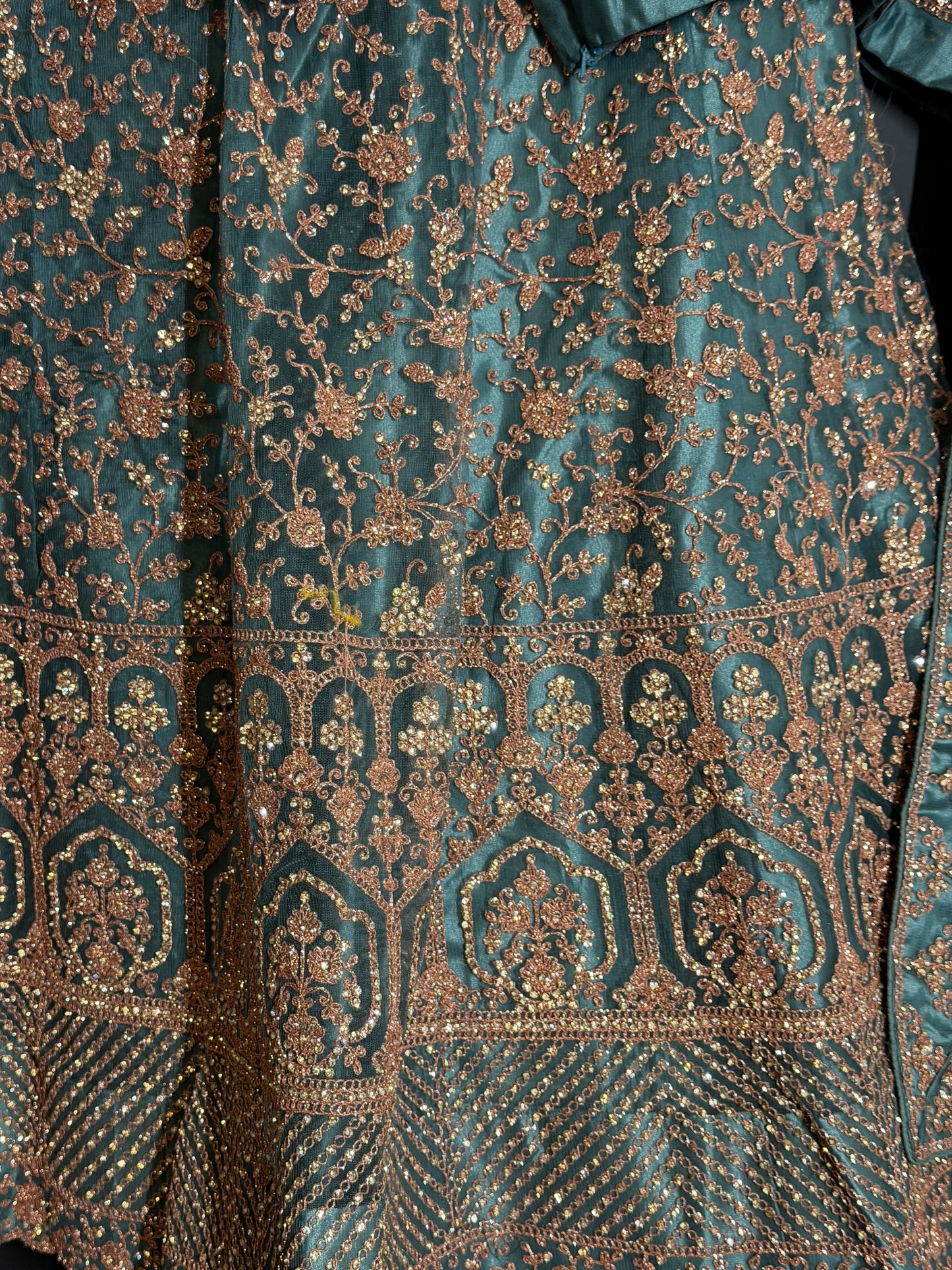 Petrolgroene lehenga met koperborduurwerk