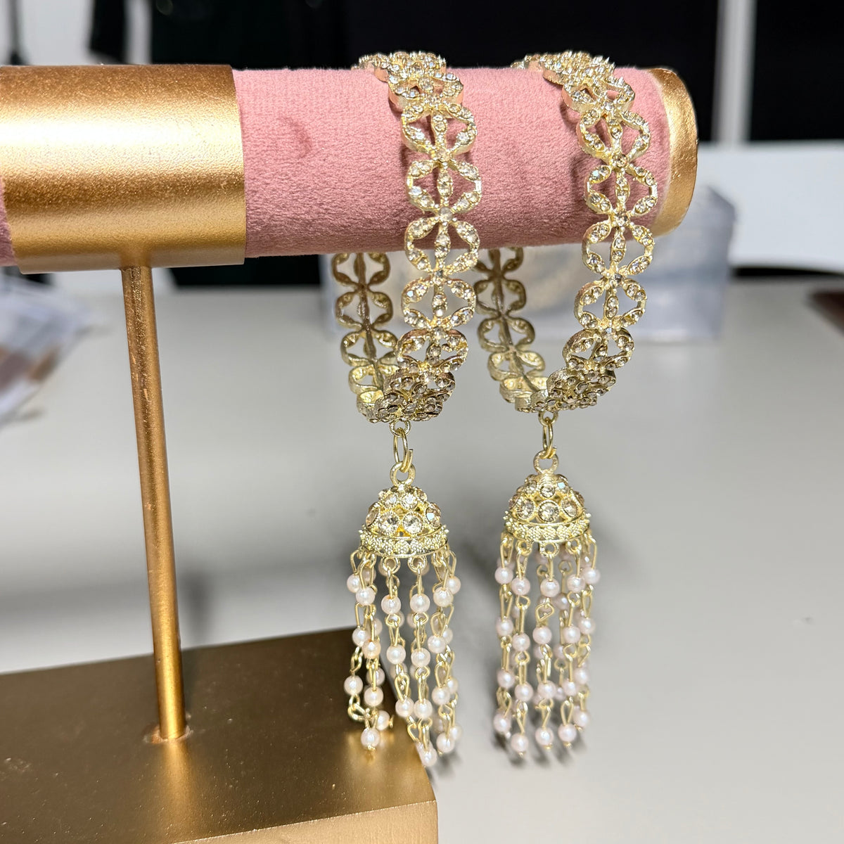 Zoya Gouden Jhumka Armband met Kristallen & Parels