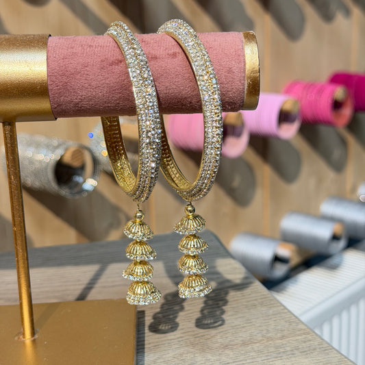 Noor Jhumki Bangle Goud – Luxe Kristallen Armband met Jhumki Hangers