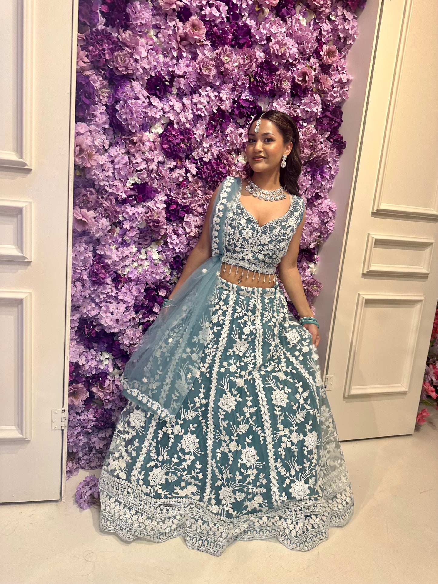 Exclusieve Indiase Lehenga met Witte Borduursels – Luxe Bruiloftsoutfit in Olijfgroen, Lila & Luchtblauw