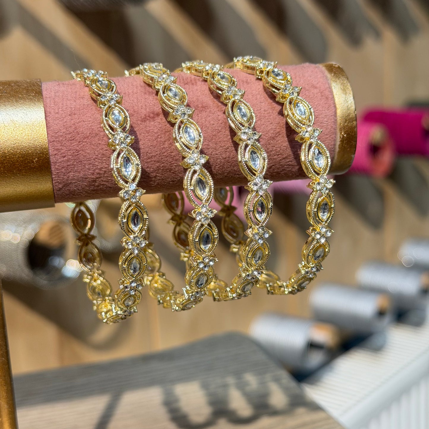 Aisha Crystal Bangles – Set van 4 Luxe Gouden Armbanden met Kristalstenen