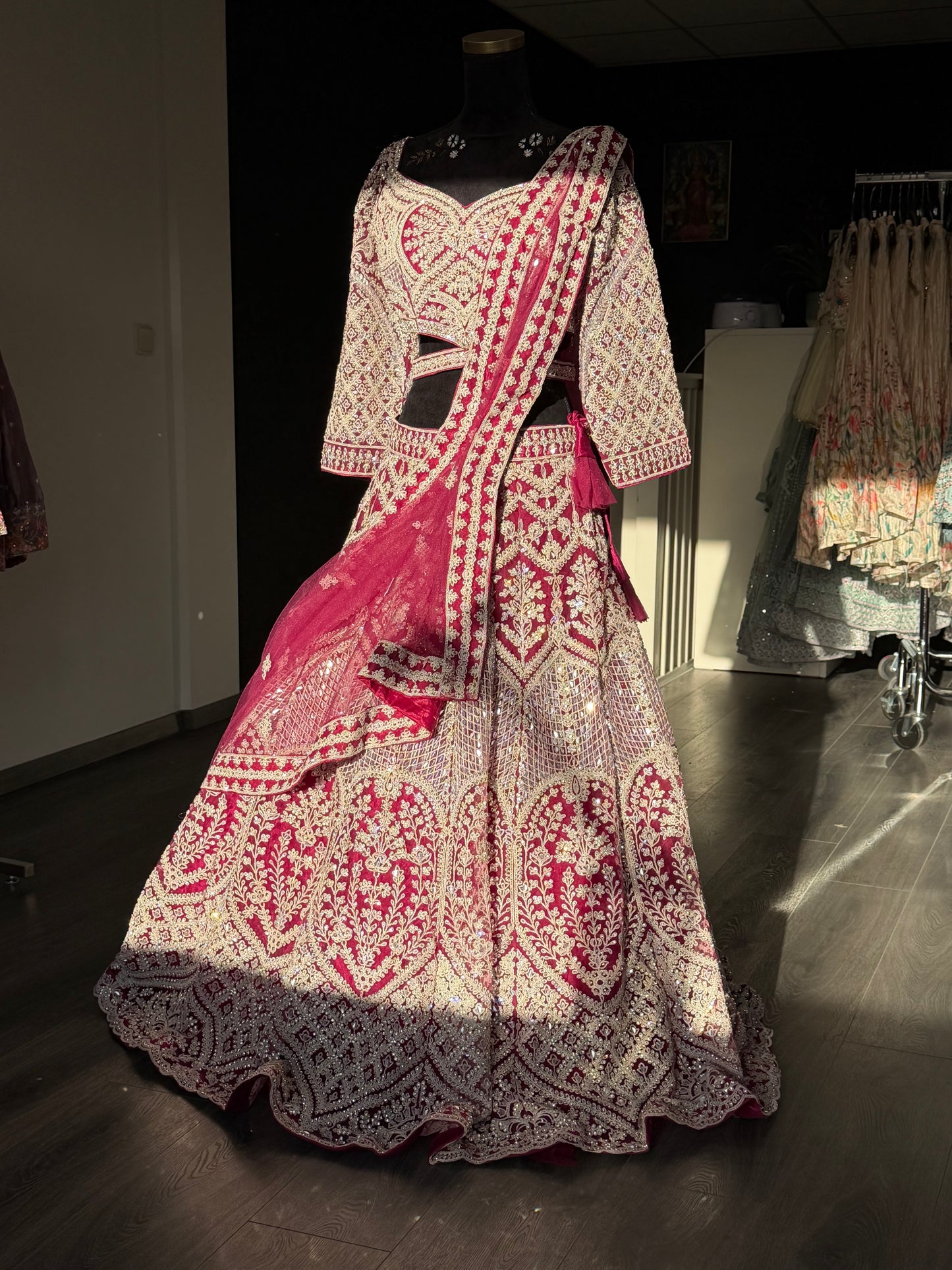 Fuchsia Lehenga met Zilver Borduurwerk