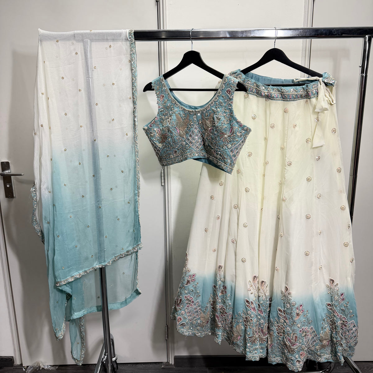 Meher Ivory Blue Ombre Lehenga met Borduurwerk