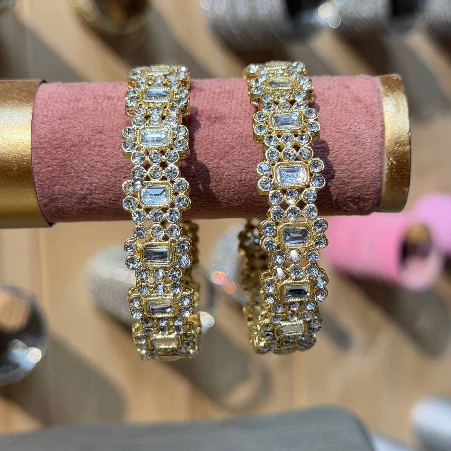Amira Kundan Bangles Crystal – Luxe Gouden Armbanden met Heldere Kristallen