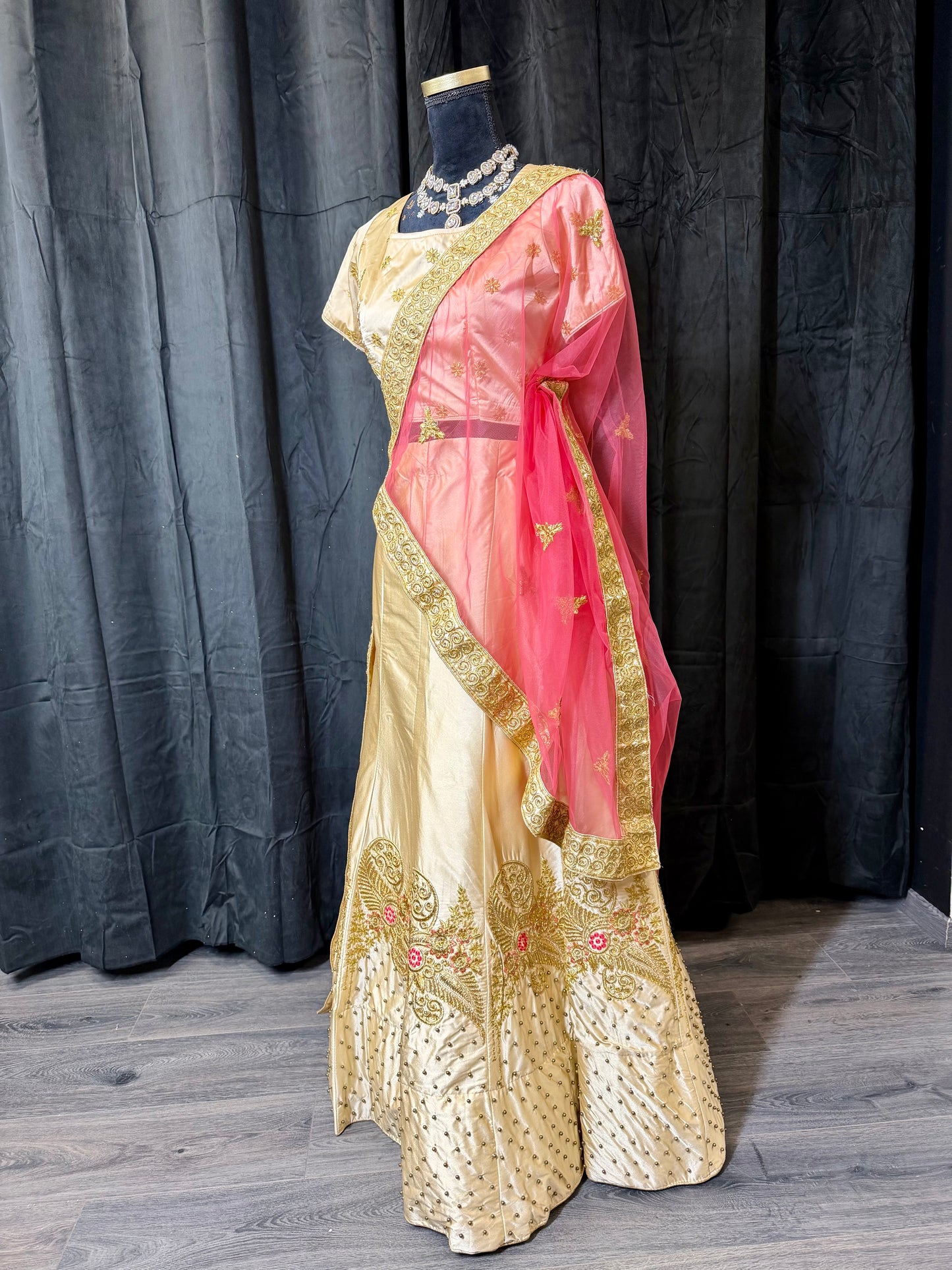 Gold & Pink Classic Silk Lehenga – Indiase Feestjurk