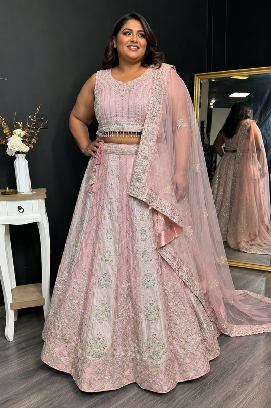 Poederroze designer lehenga met zilverkleurige details – elegante Indiase feestjurk