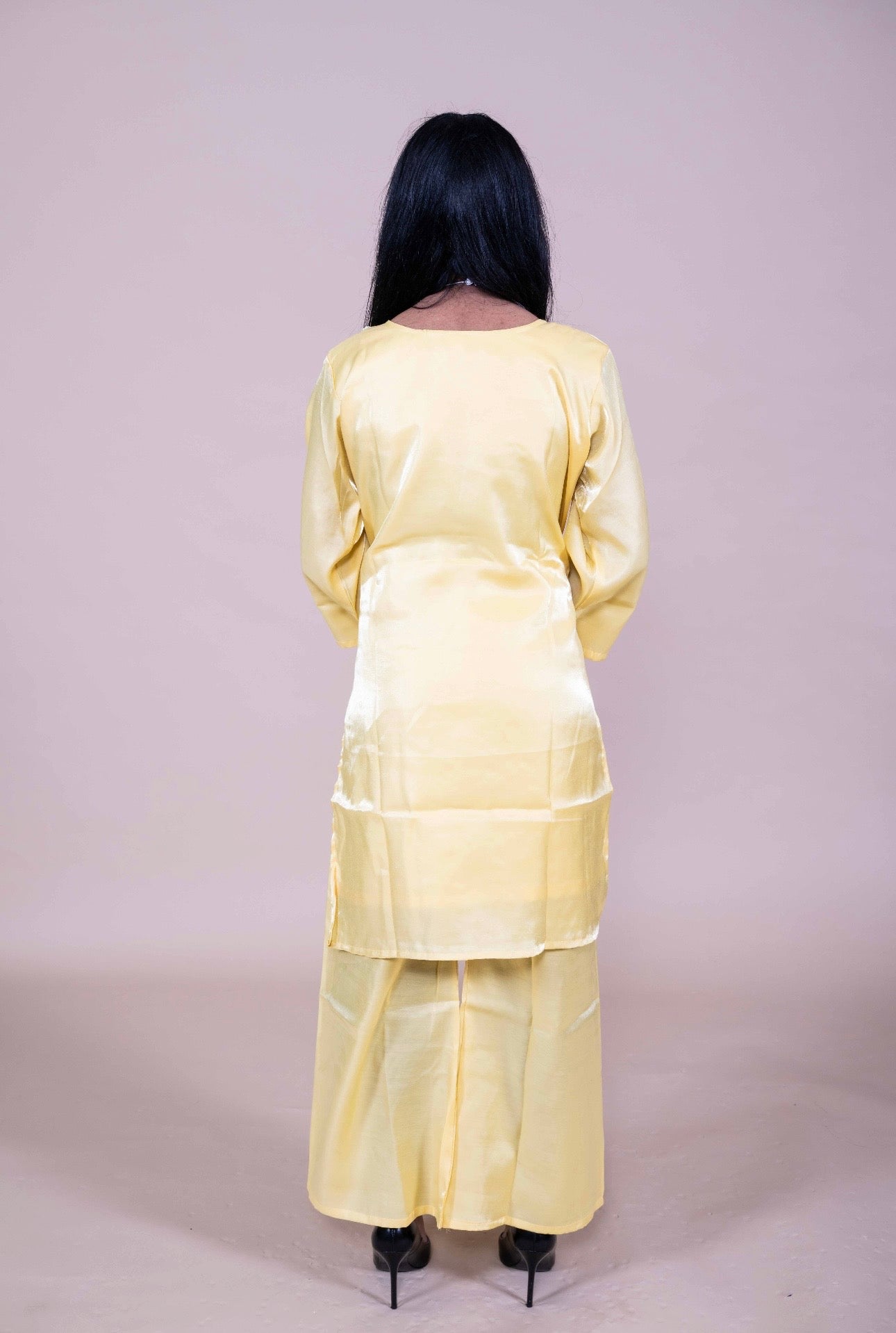 Gele Kurta Set met Borduurwerk – Elegante Indiase Salwar Outfit
