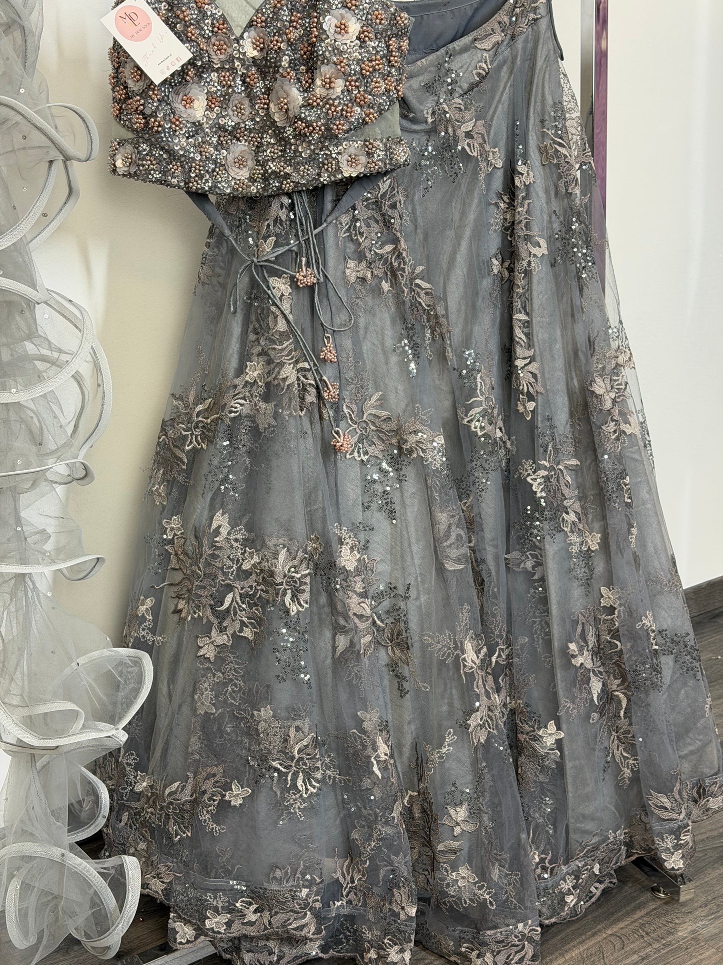 Grijze Designer Lehenga met Heavy 3D Bloemen