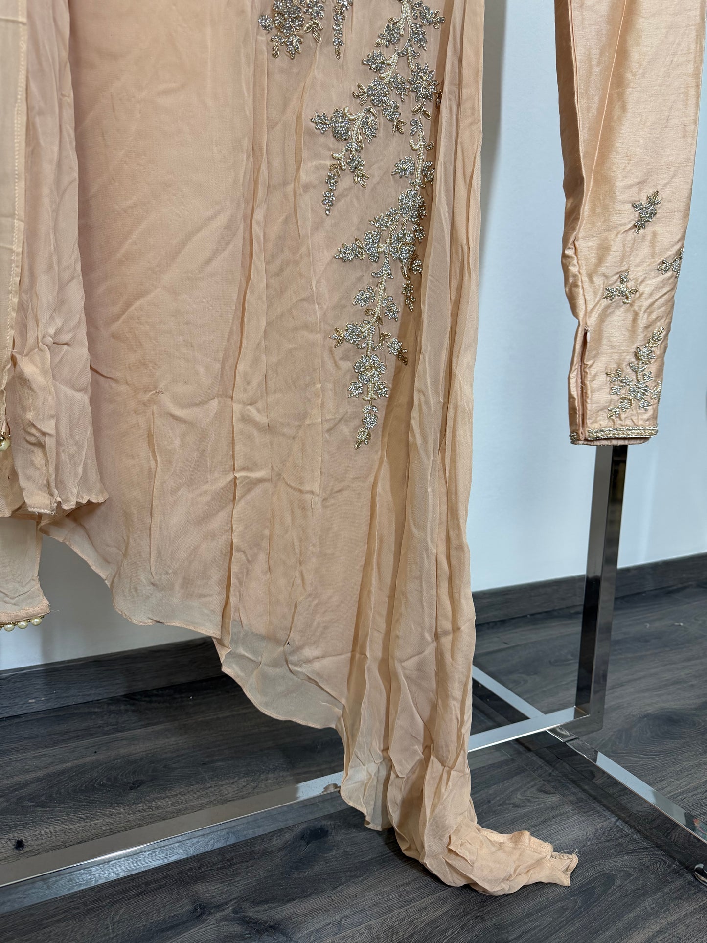 Nude Straight-Cut Suit met Zilveren Embroidery Salwar