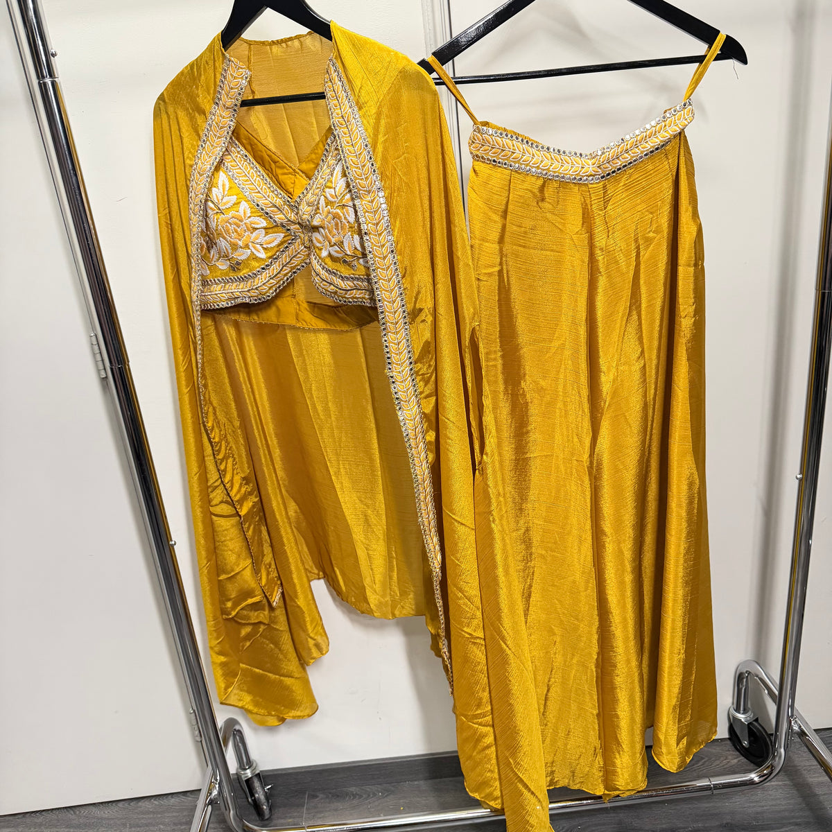 Noor Mustard Yellow Palazzo Set met Geborduurde Cape
