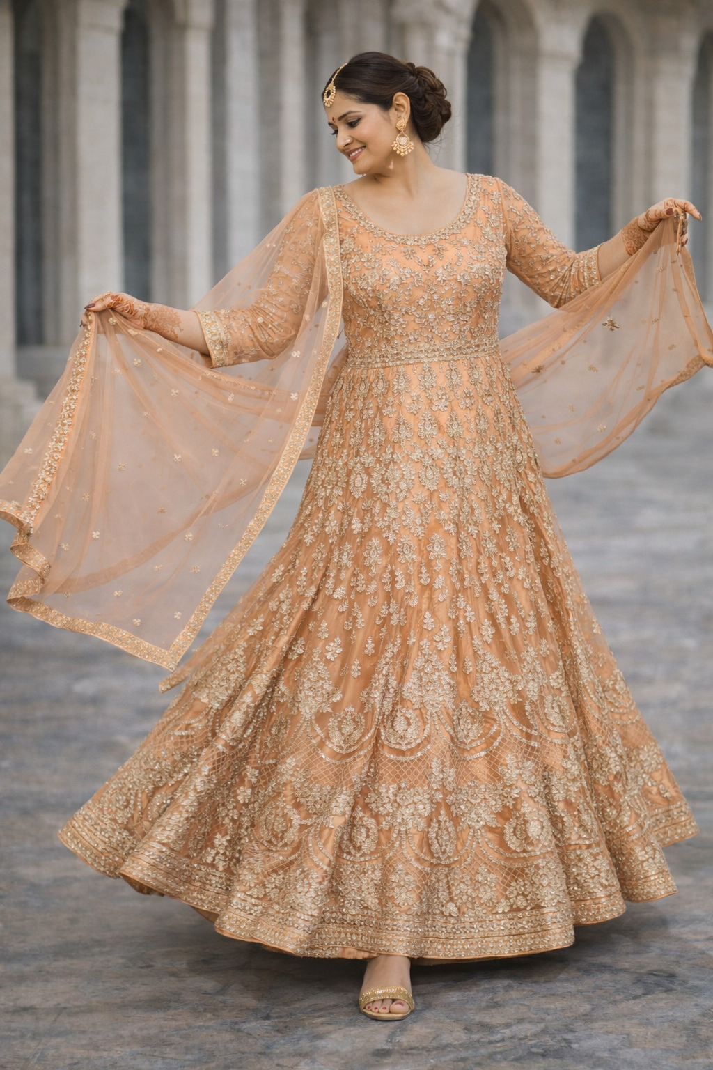 Perzik Anarkali met Goud Borduurwerk & Net Dupatta