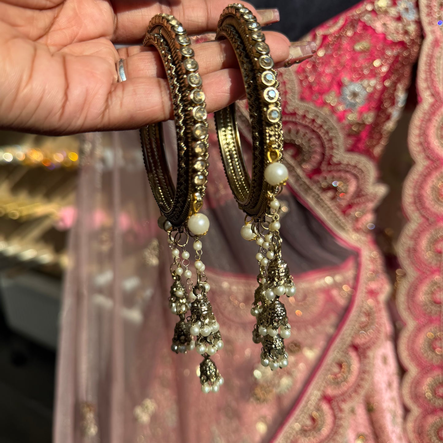 Indiase Bangles met Parelhangers Goudkleurige Armbanden met Steentjes | Set van 2