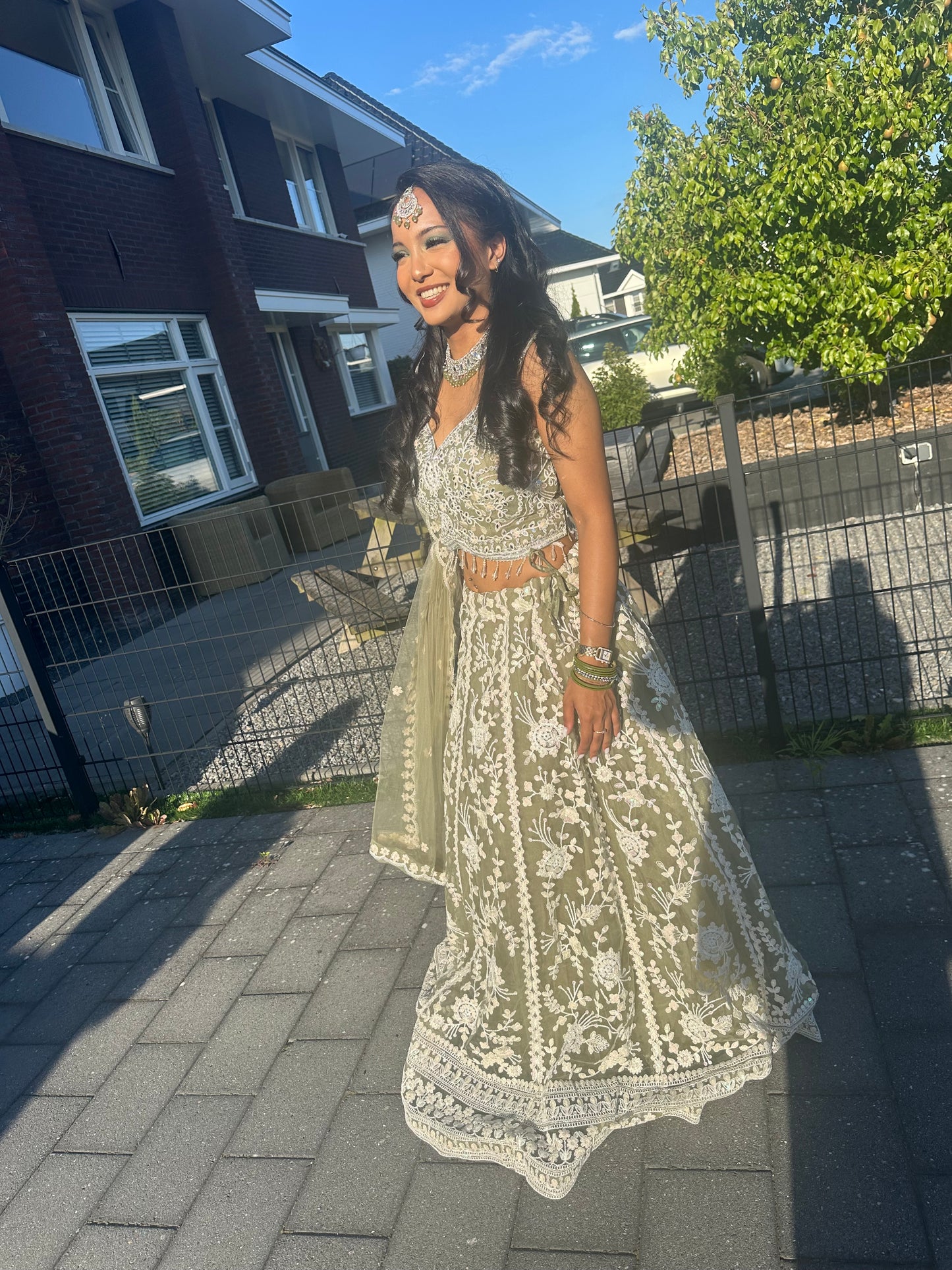 Exclusieve Indiase Lehenga met Witte Borduursels – Luxe Bruiloftsoutfit in Olijfgroen, Lila & Luchtblauw