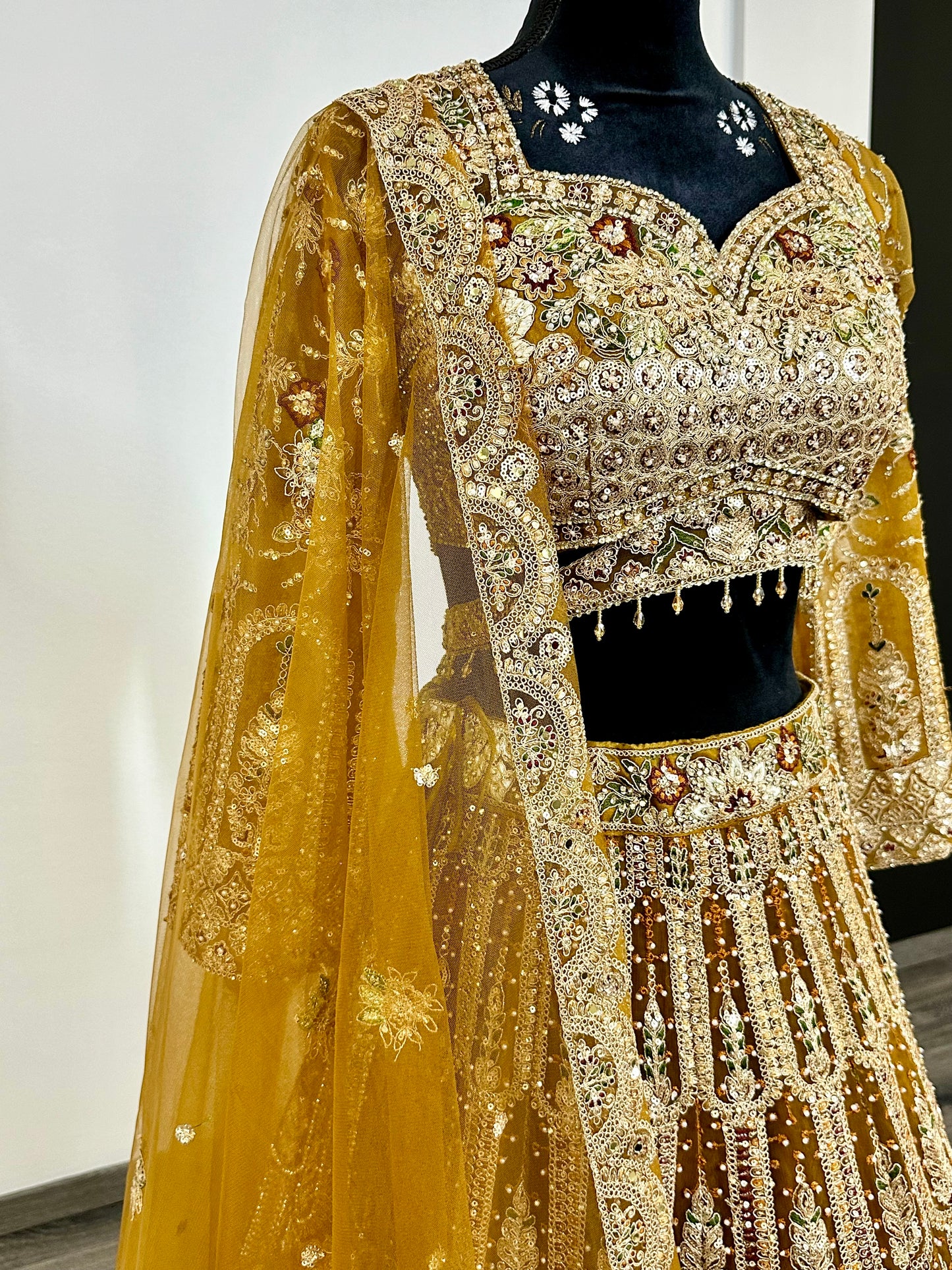Gouden heavy lehenga met handborduursel | Indiase feestjurk
