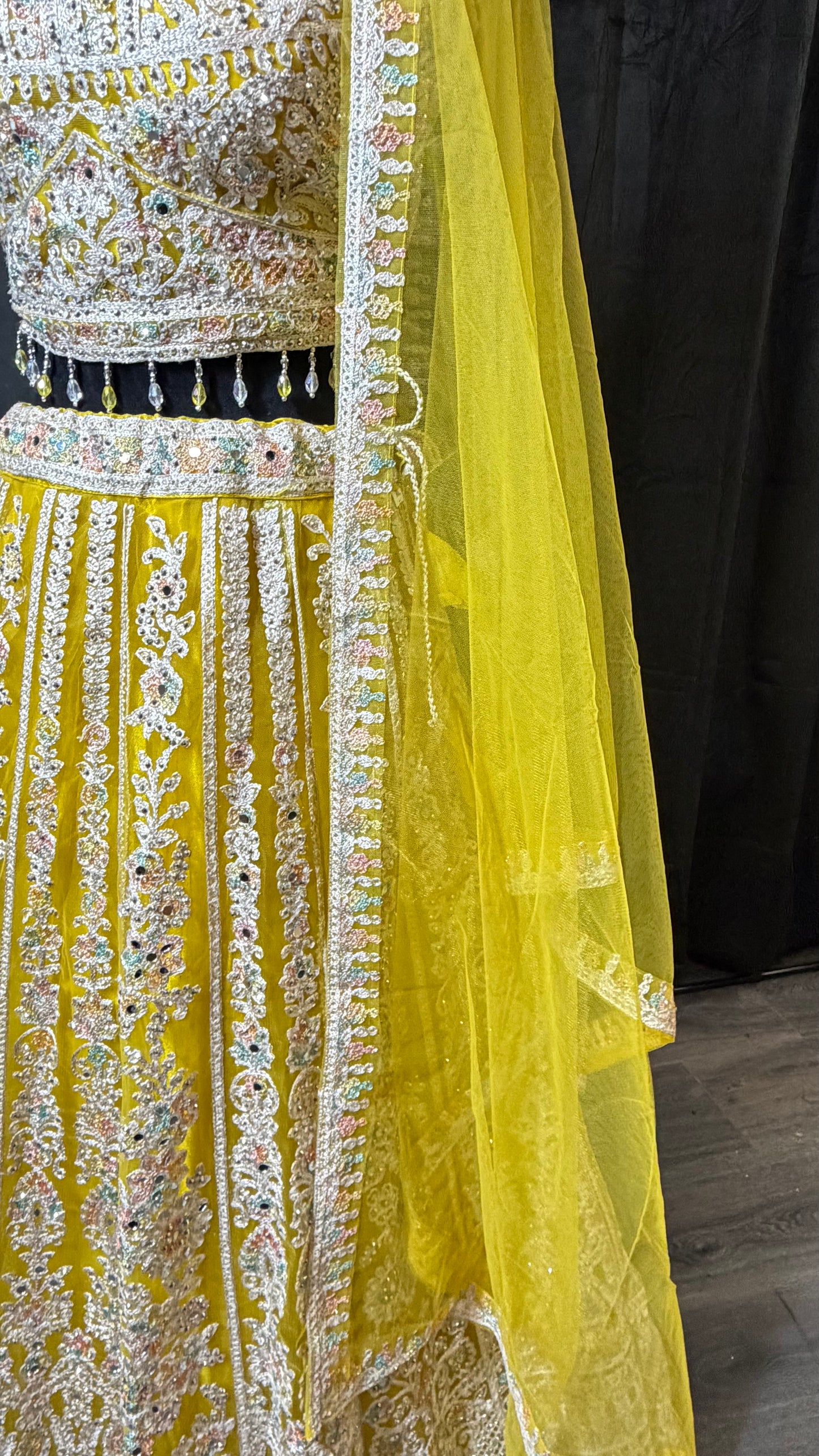 Gele Luxe Party Wear Lehenga met Zardozi Embroidery