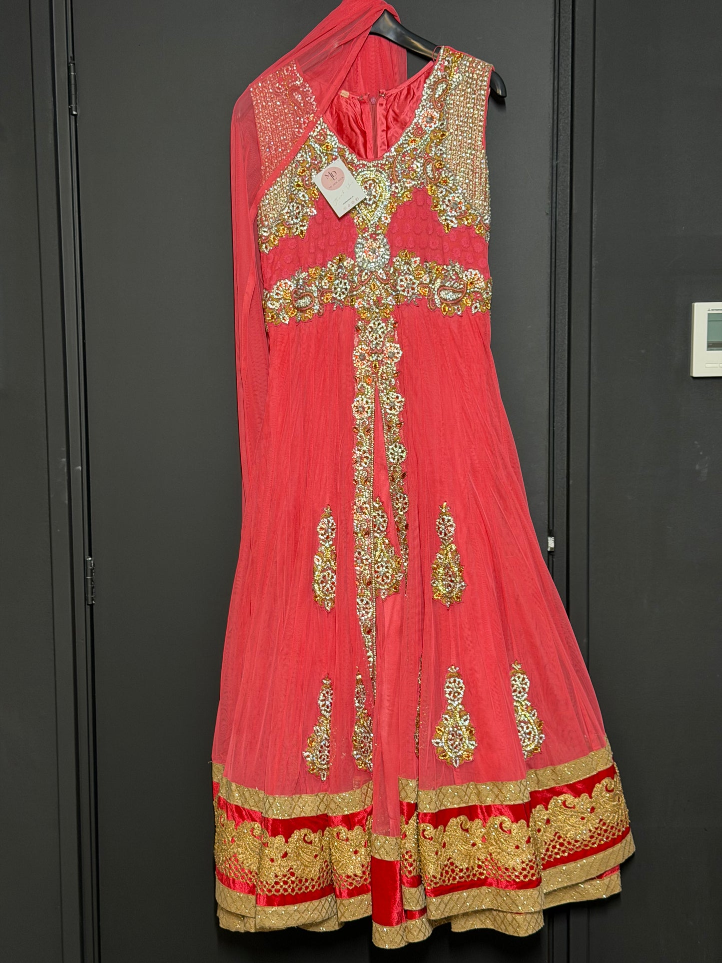 Roze Feestjurk met Goud Borduurwerk