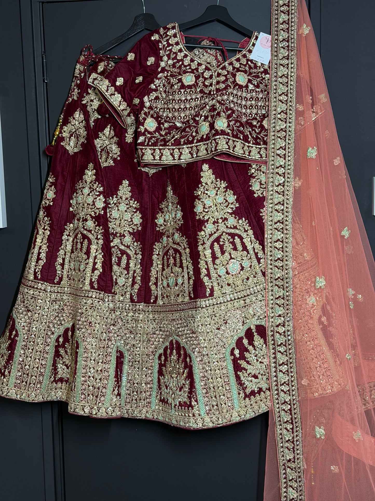 Bordeaux bridal lehenga met perzik dupatta