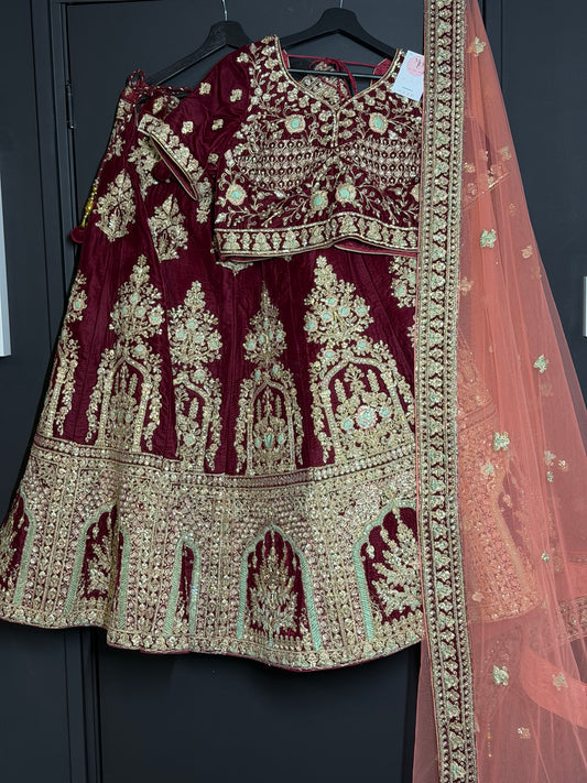 Bordeaux bridal lehenga met perzik dupatta