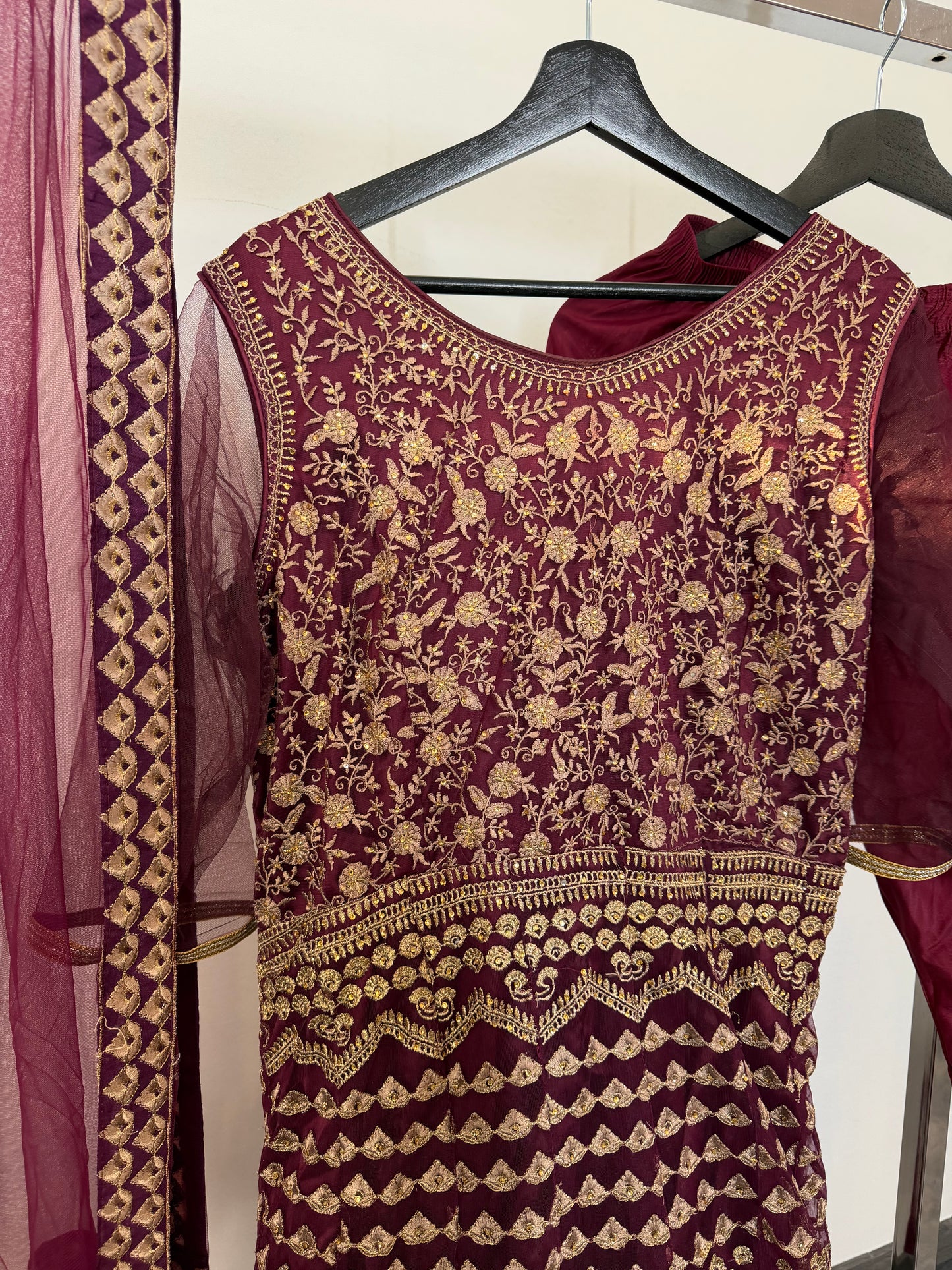 Maroon Anarkali met Goud Borduurwerk & Full Flare