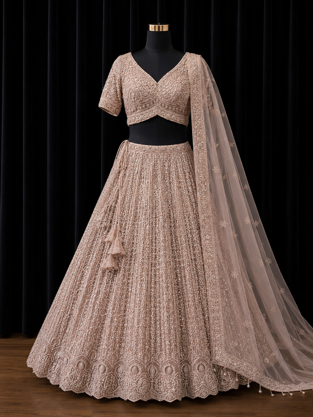 Champagne roze Party Wear Lehenga met Luxe Embroidery
