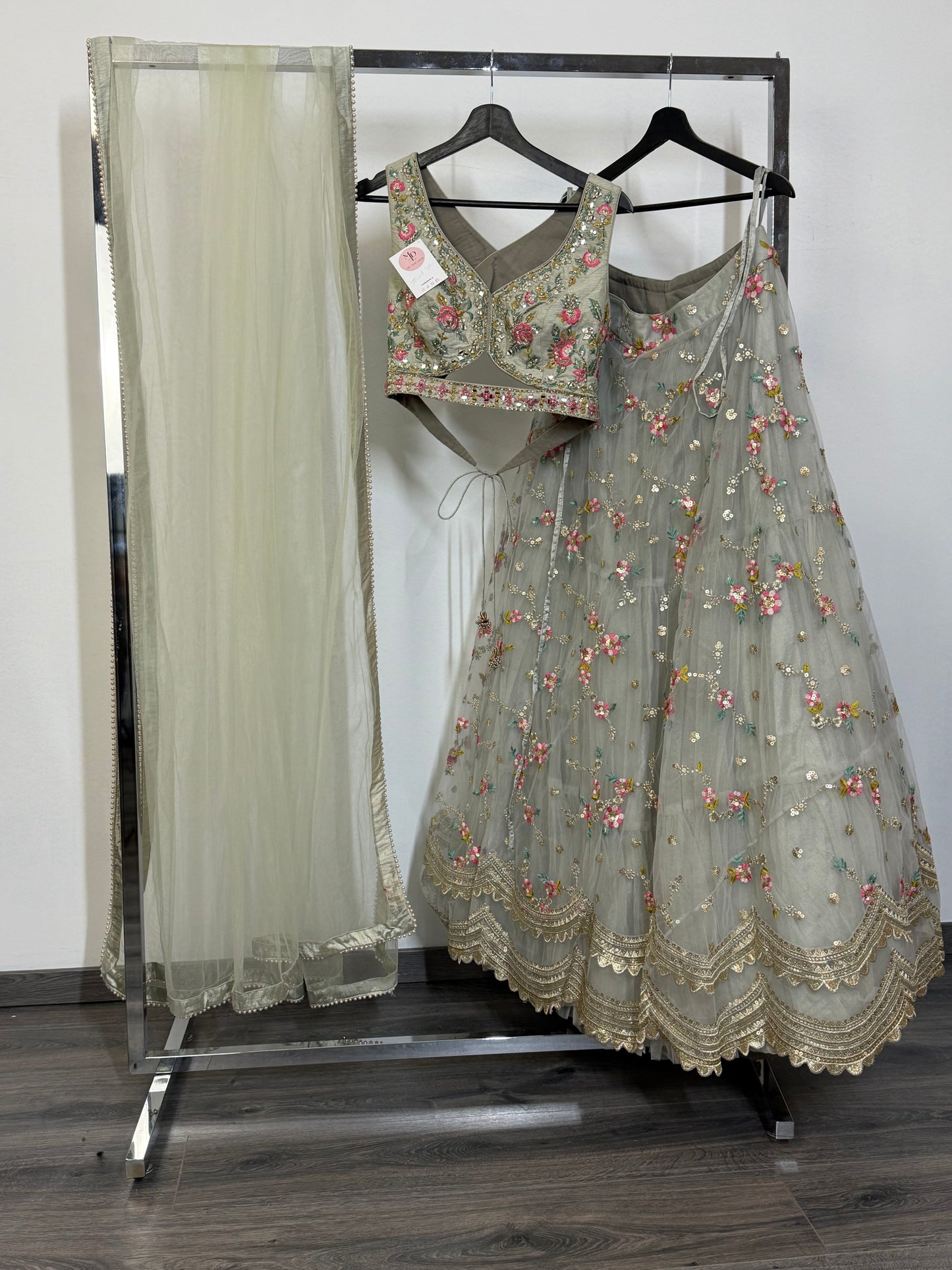 Sage Green Floral Lehenga – Handgeborduurde Bloemen & Spiegelwerk