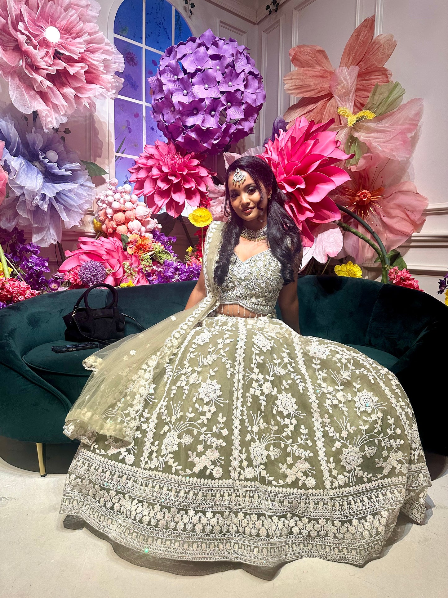 Exclusieve Indiase Lehenga met Witte Borduursels – Luxe Bruiloftsoutfit in Olijfgroen, Lila & Luchtblauw