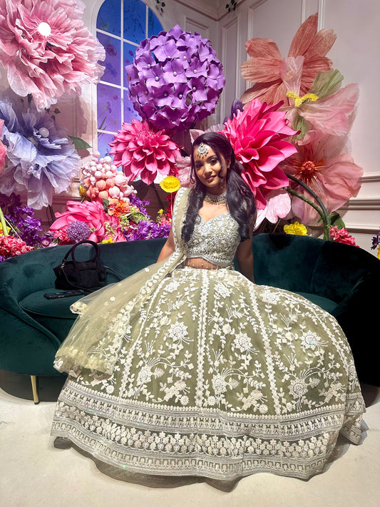 Exclusieve Indiase Lehenga met Witte Borduursels – Luxe Bruiloftsoutfit in Olijfgroen, Lila & Luchtblauw