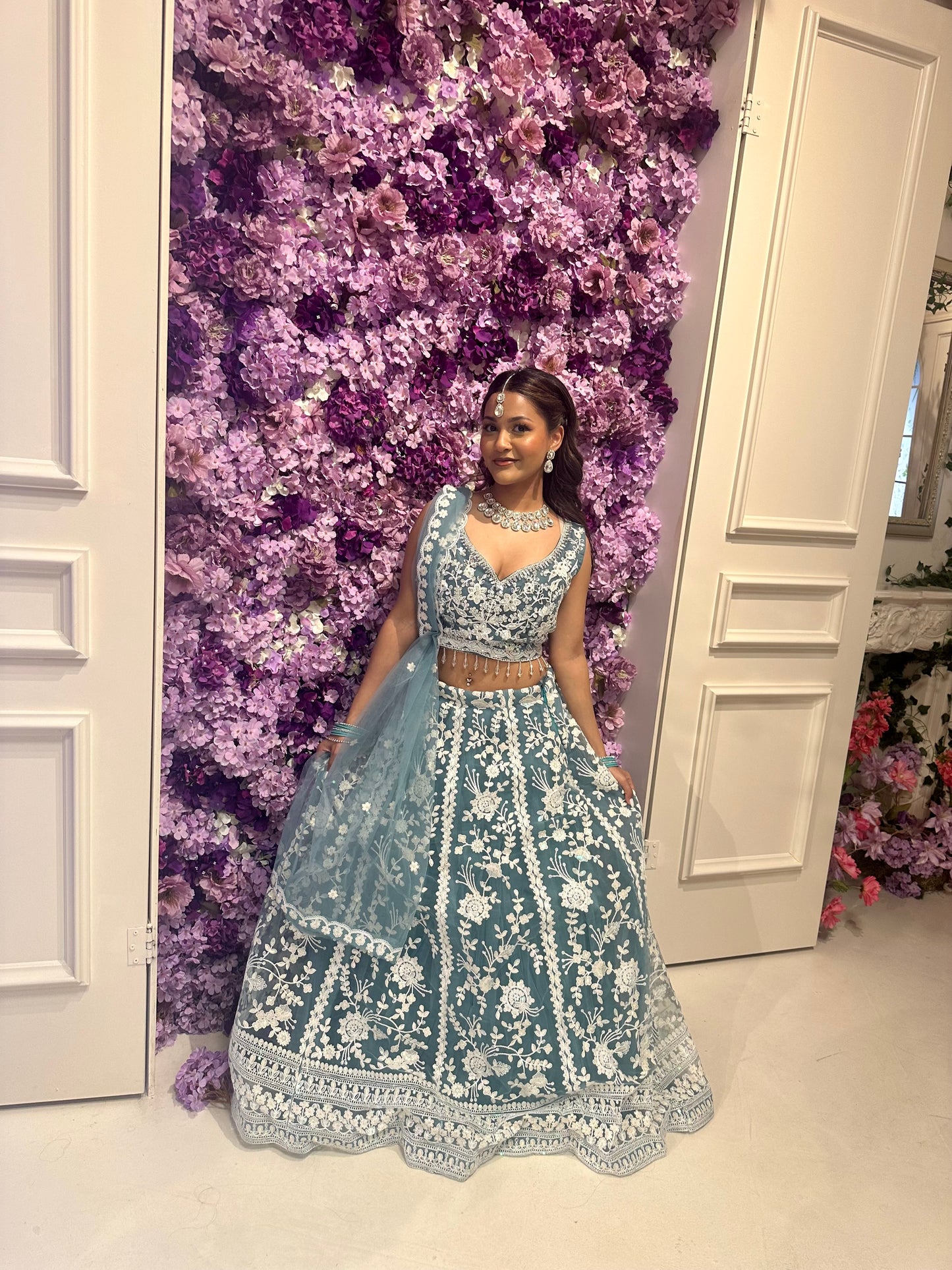 Exclusieve Indiase Lehenga met Witte Borduursels – Luxe Bruiloftsoutfit in Olijfgroen, Lila & Luchtblauw