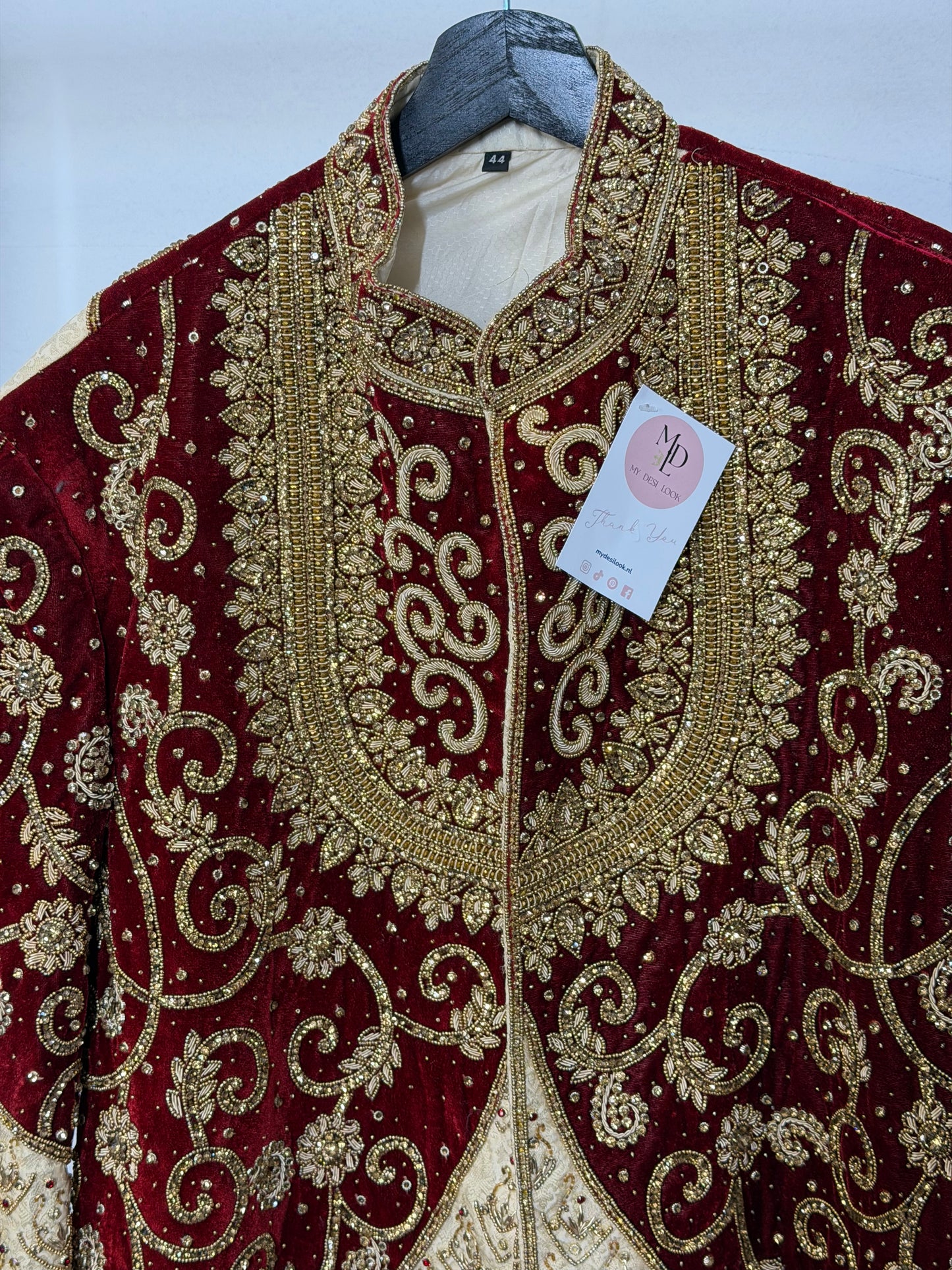 Velvet Sherwani Rood & Crème – Heavy Embroidered