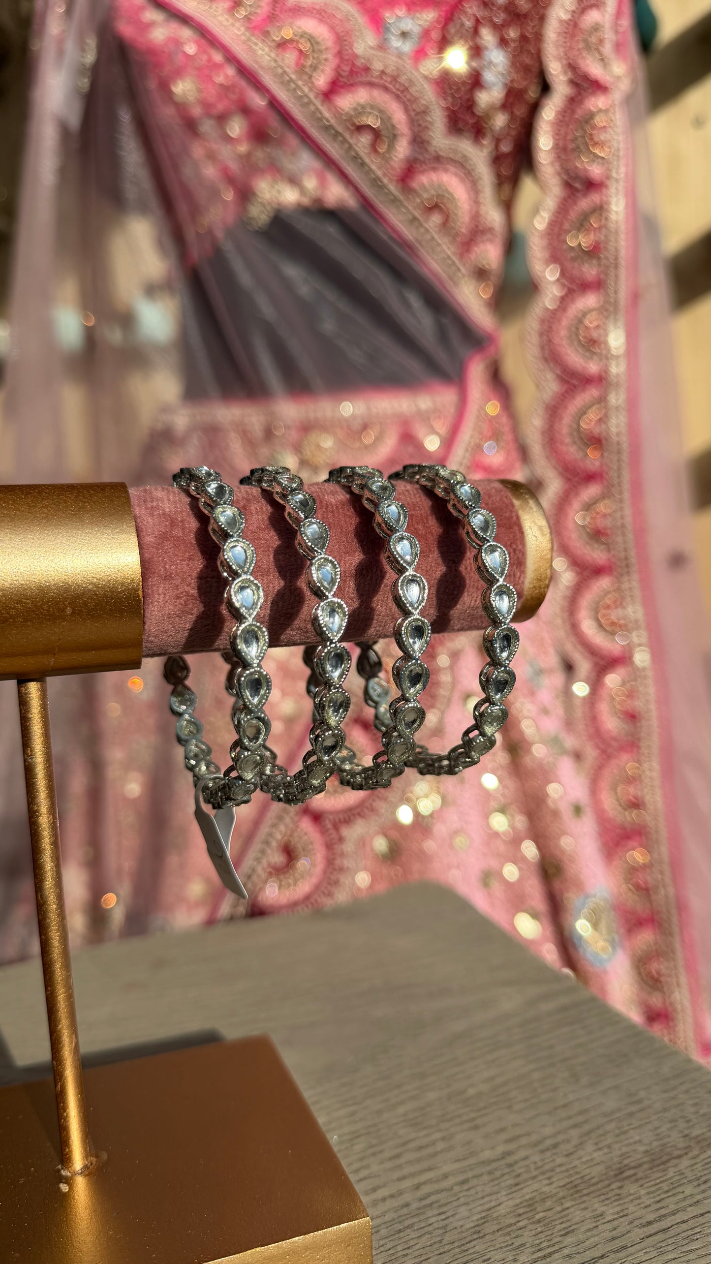 Teardrop Crystal Bangle Set – Indiase Armbanden met Druppelvormige Stenen (Set van 4)