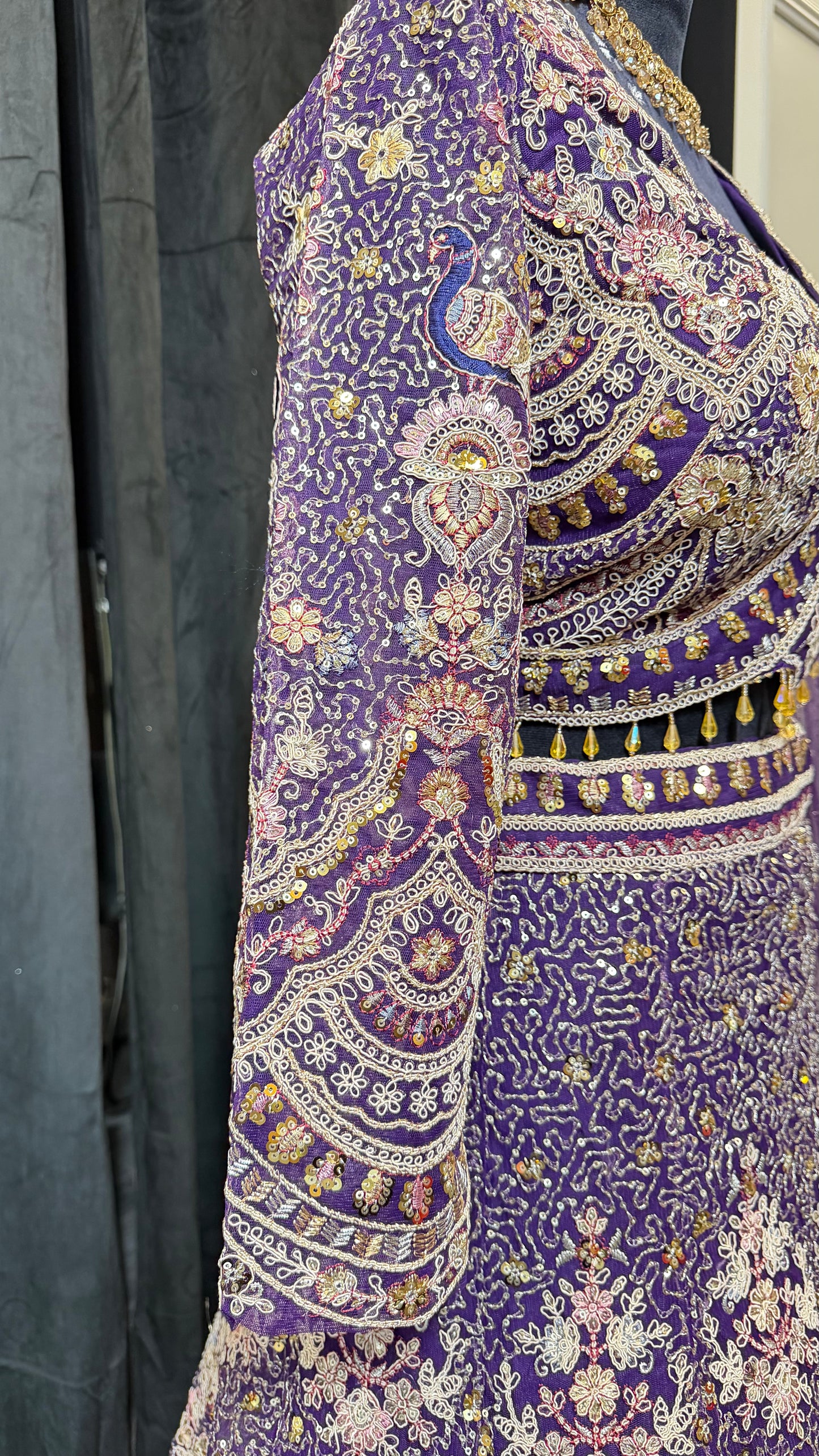 Paarse Luxe Party Wear Lehenga met Gouden Embroidery