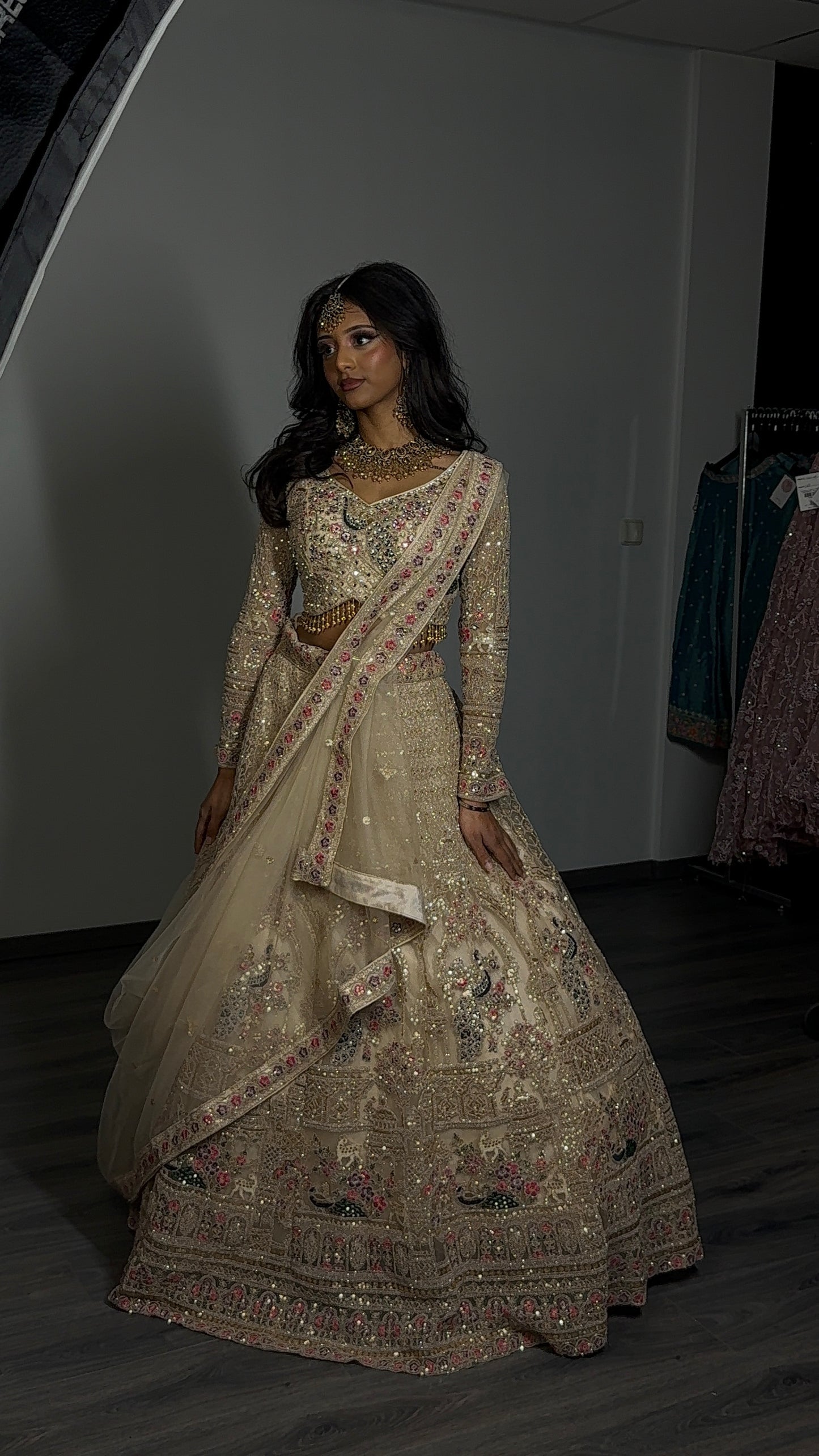 Champagne Peacock Lehenga – Goud / Crème