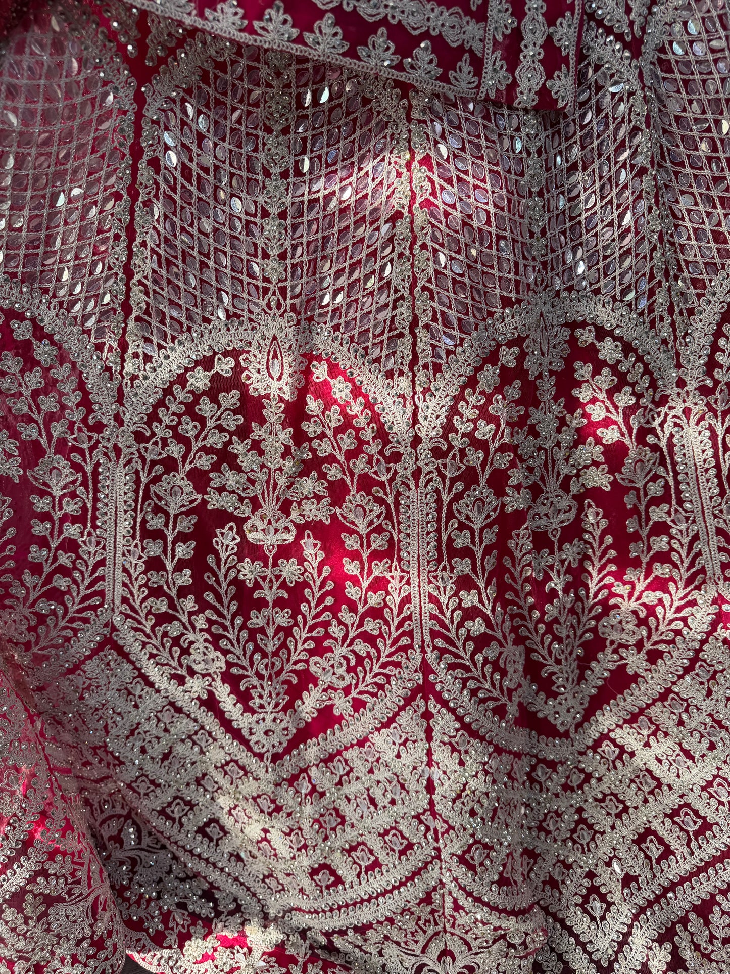 Dieprode Lehenga met Zilver Borduurwerk